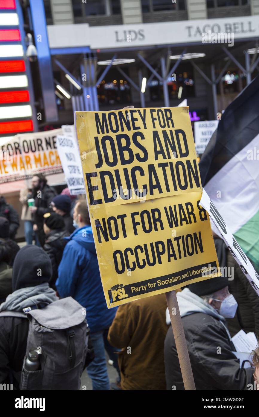 Friedensaktivisten und Antimilitaristen, die Verhandlungen in der Ukraine anstreben, anstatt dass die NATO die Kundgebung am Times Square in New York während des Martin-Luther-King-Day-Wochenendes eszelliert. Stockfoto