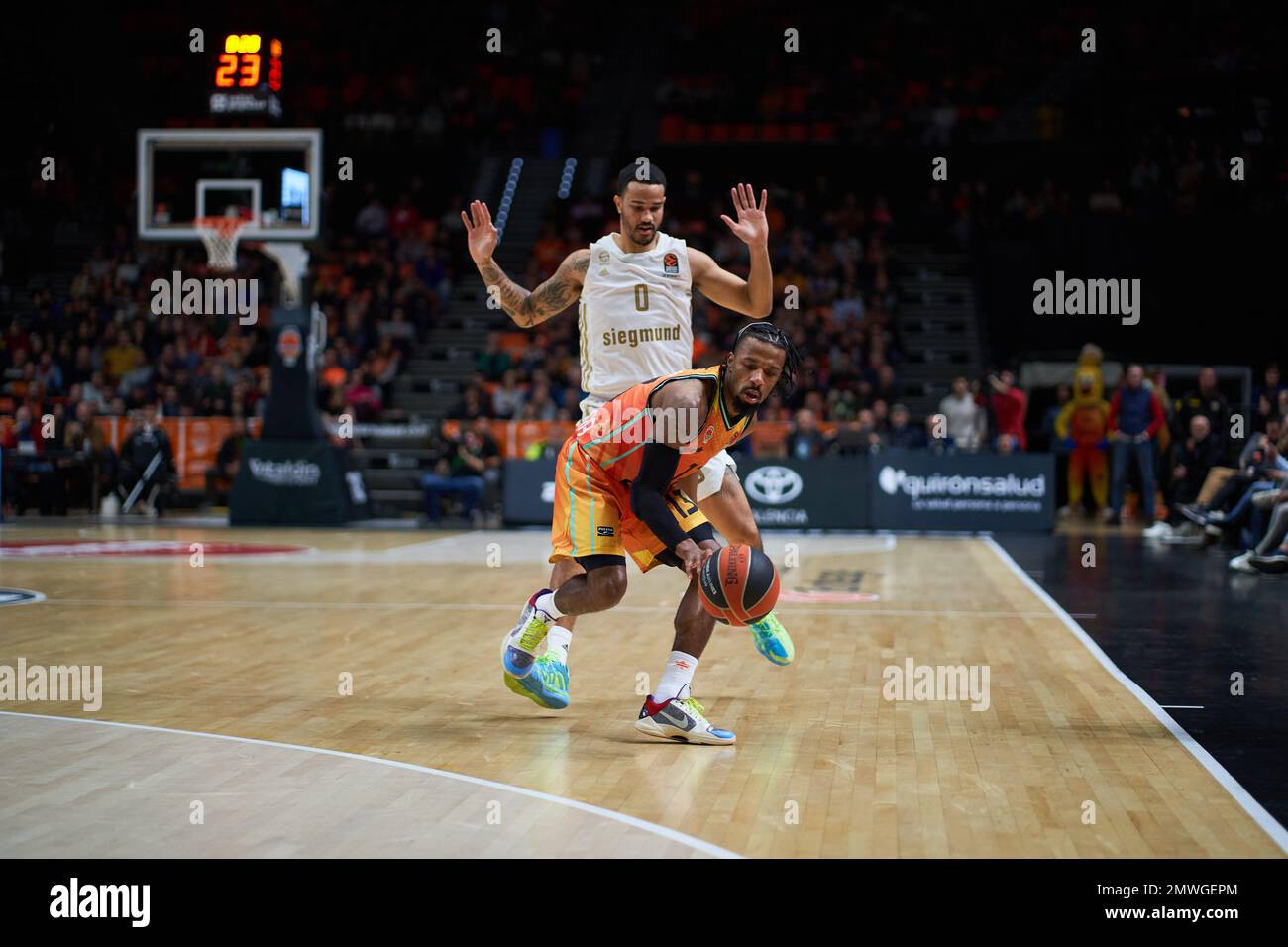 Valencia, Spanien. 31. Januar 2023. Nick Weiler Babb vom FC Bayern München (L) und Shannoon Evans vom Valencia Corb (R) in Aktion während der EuroLeague der Turkish Airlines J22 zwischen Valencia Basket und Bayern München in der Fuente de San Luis Sporthalle. Endstand: Valencia Basket 82:73 FC Bayern München. (Foto: Vicente Vidal Fernandez/SOPA Images/Sipa USA) Guthaben: SIPA USA/Alamy Live News Stockfoto