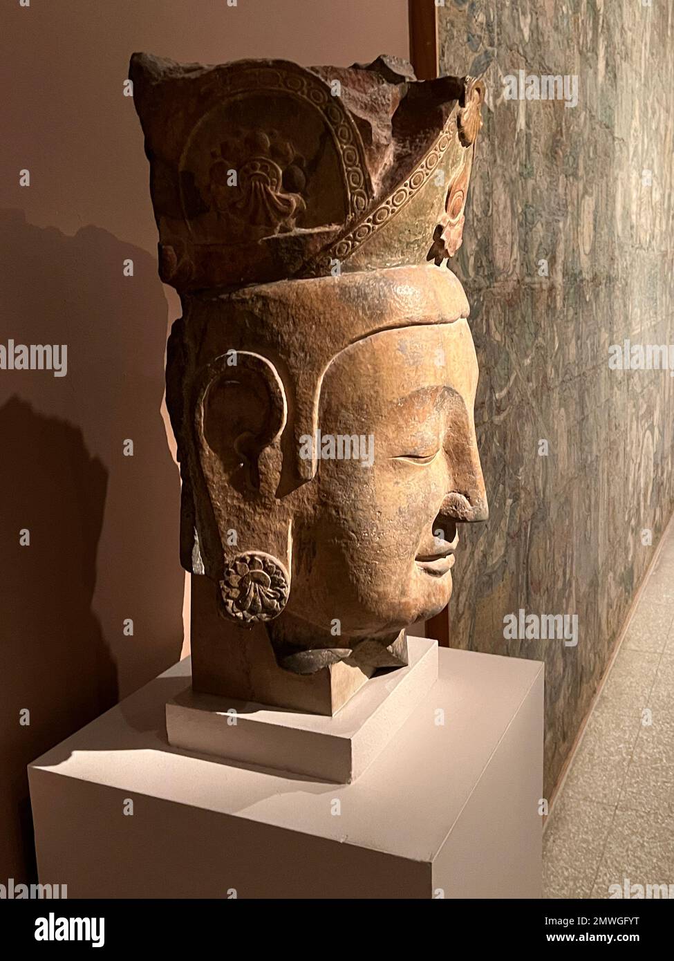Leiter einer Attendantin Bodhisattva, Nord-Qi-Dynastie. (550-77), 565-75. Provinz Hebei, nördlicher Xiangtangshan, Kalkstein der zentralen Höhle mit Pigment Stockfoto