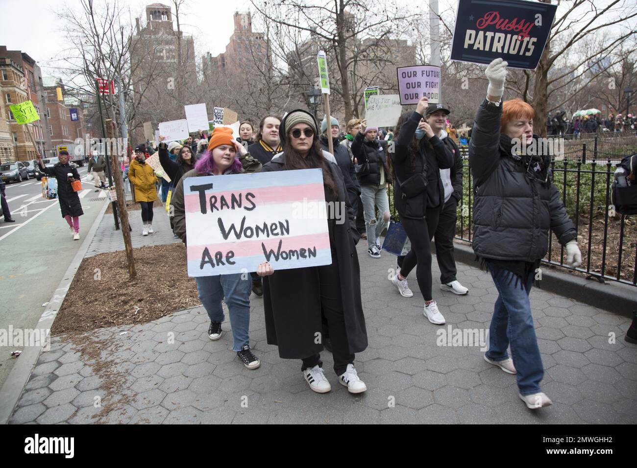 Die Menschen treffen sich am Washington Square zum 50. Jahrestag seit der Verabschiedung von Roe gegen Wade, die jetzt von den USA gestürzt wurde Supreme Court fordert, dass das Recht auf Abtreibung von Frauen als Recht auf Frauenheilkunde in den Vereinigten Staaten fortgeführt wird. Stockfoto