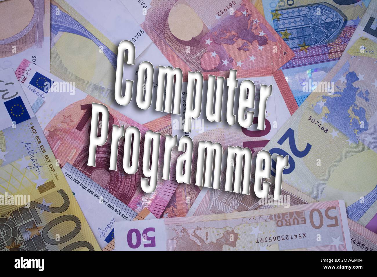 Computerprogrammierer-Wort mit Geld. Papierwährungshintergrund mit verschiedenen Banknoten. Stockfoto