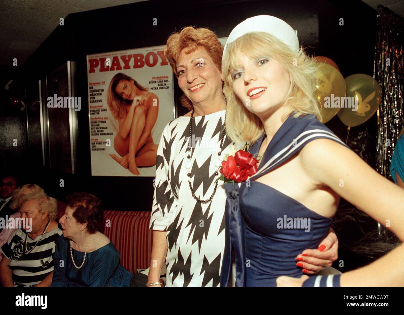 Playboy Club bunny Monica Lindner, right, and Playboy Mother Harriet Bassler stand together at the Chicago Playboy Club during a party commemorating the closing of major Playboy Clubs around the country, July 1, 1986. Bassler was Playboy's director of bunnies for 10 years. (AP Photo/John Swart) Stockfoto
