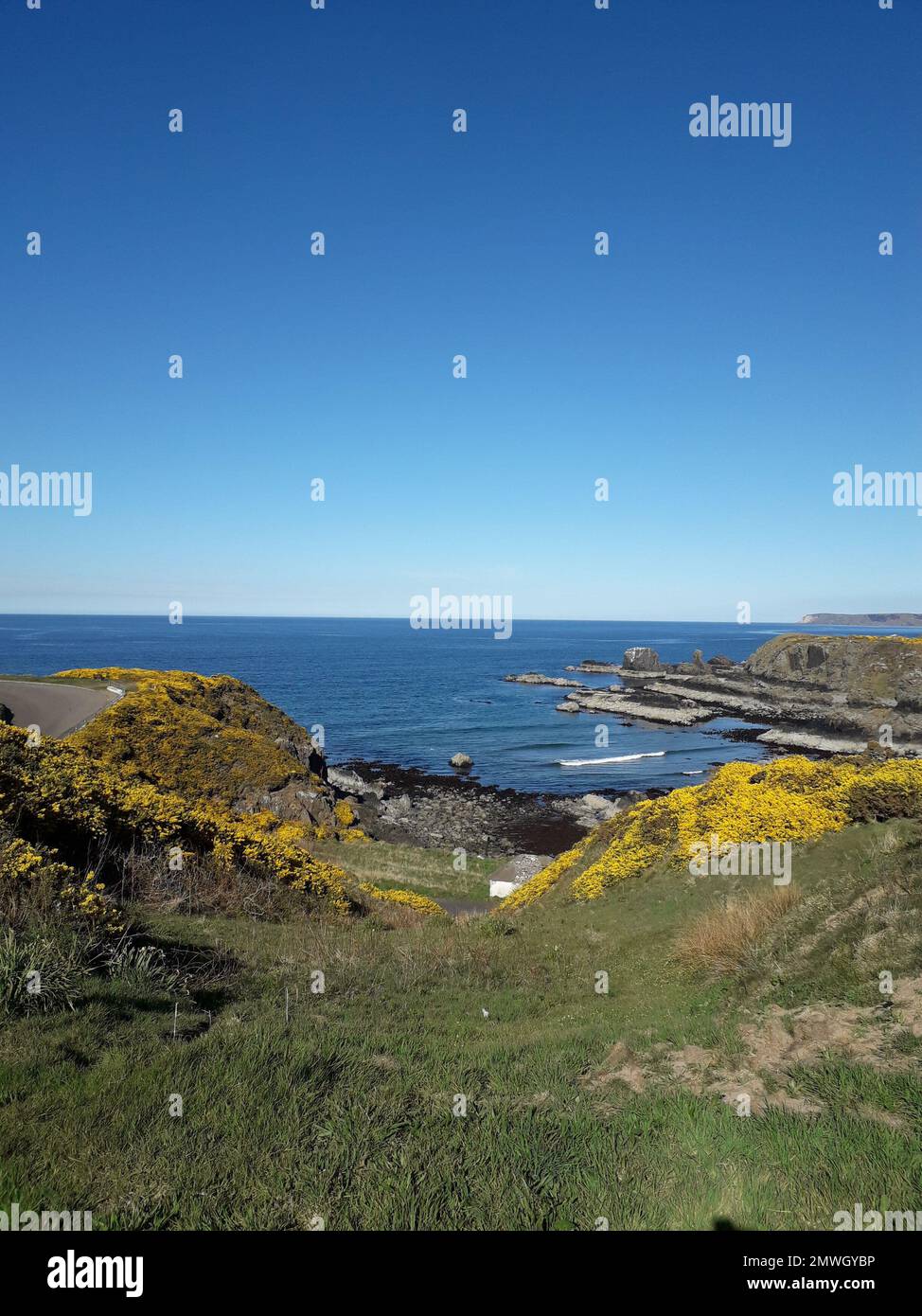 Ein vertikales Bild des blauen Meeres und des Horizonts von einem Bergblick an einem sonnigen Sommertag Stockfoto