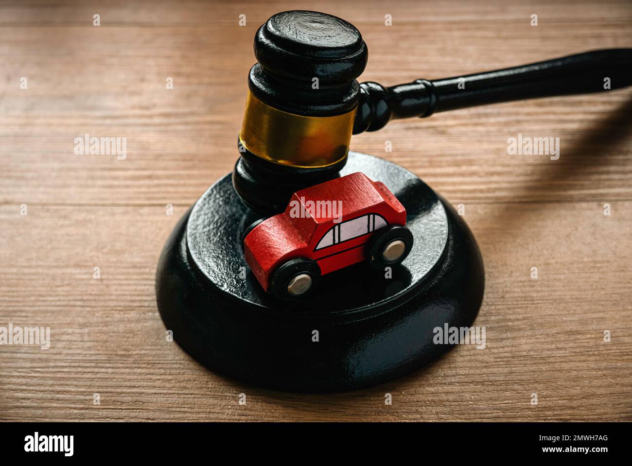 Konzept der Autoversteigerung, Unfallklage oder Versicherung. Hammer und Spielzeugauto. Stockfoto