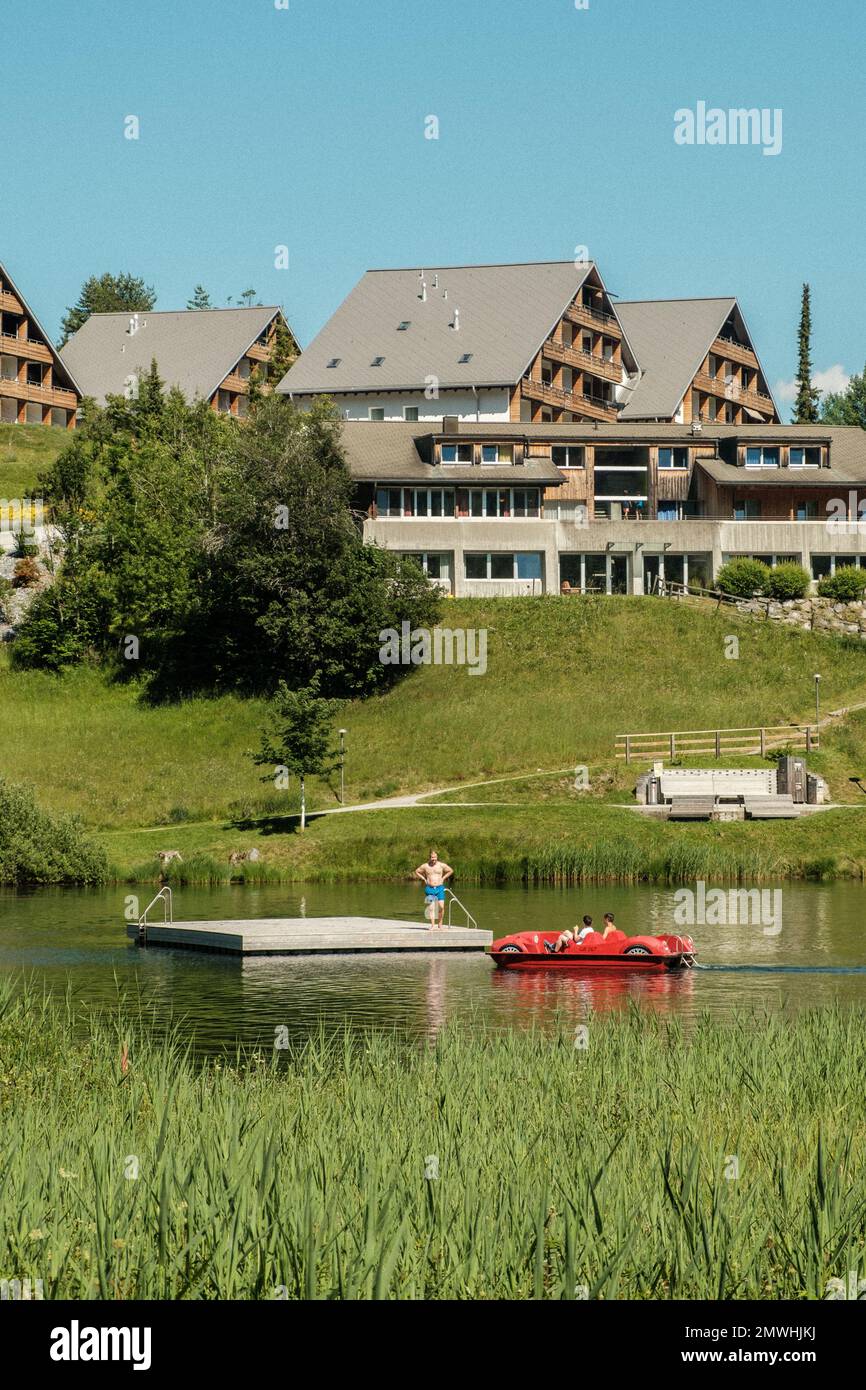 Von Gebäuden umgebene Stadt Laax aus der Vogelperspektive Stockfoto