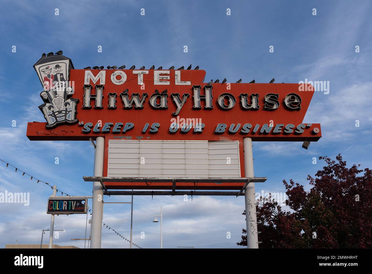 Ein großes rotes Schild für das Hiway House Motel auf Nob Hill, Route 66, Albuquerque, New Mexico, USA. Stockfoto