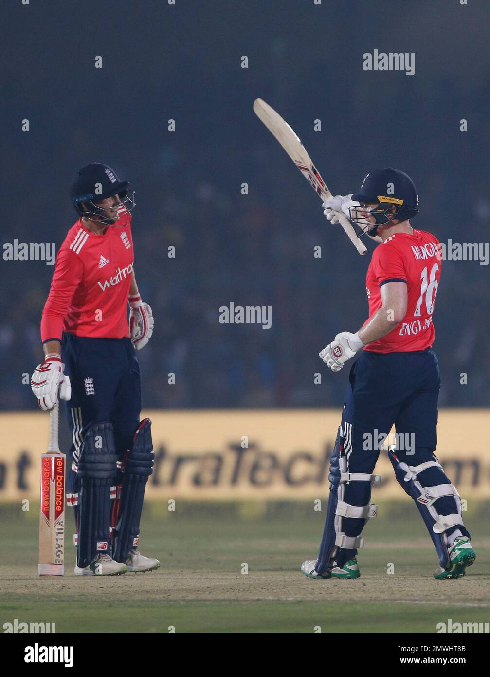 England's captain Eoin Morgan raises his bat after scoring fifty runs during their first Twenty20 cricket match against India at Green Park stadium in Kanpur, India, Thursday, Jan. 26, 2017. (AP Photo/Altaf Qadri) Stockfoto