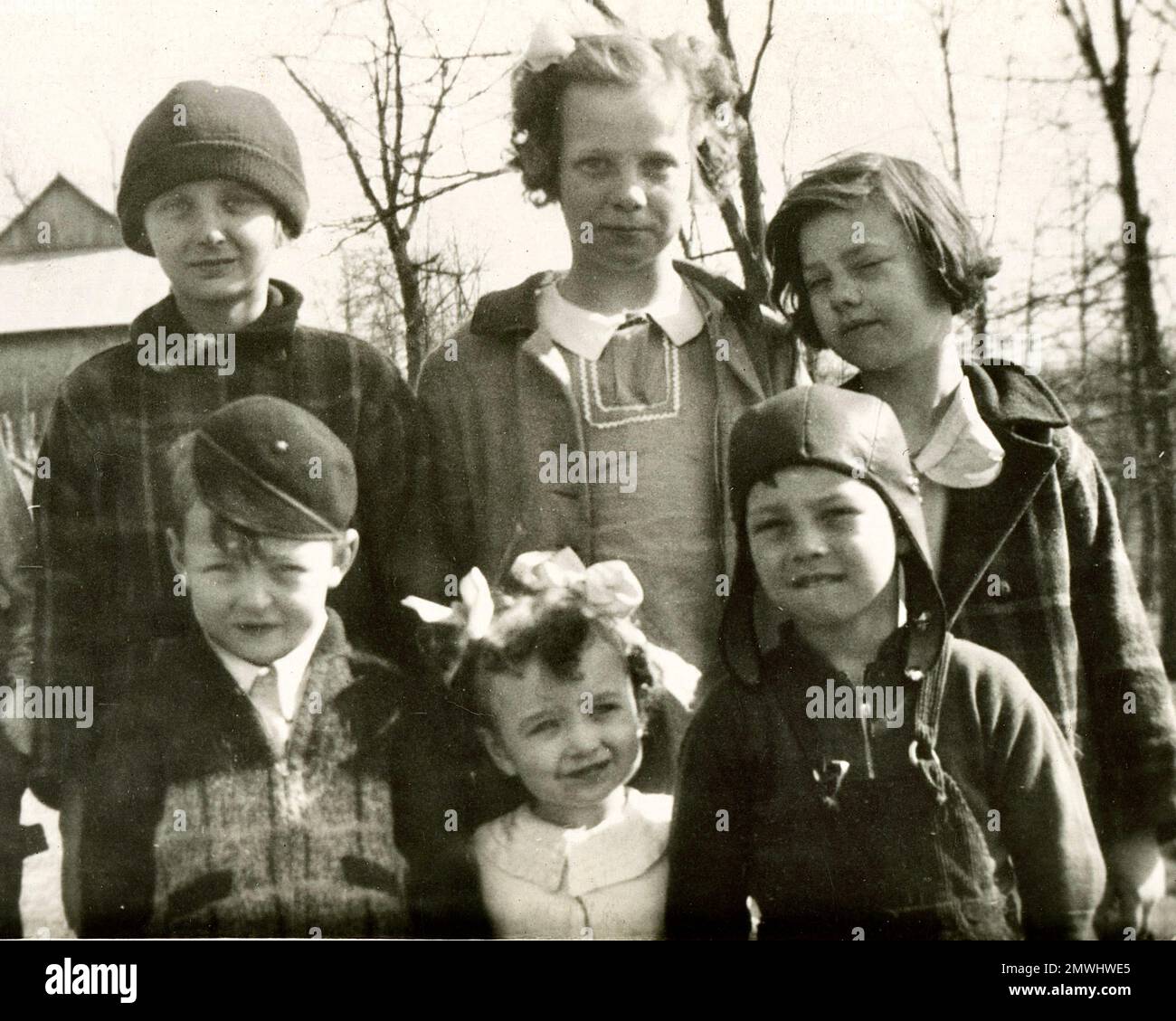 1930er Kinder, 1940er Kinder, Kinder aus der Nachbarschaft, Kinder, die draußen spielen, Mode Stockfoto