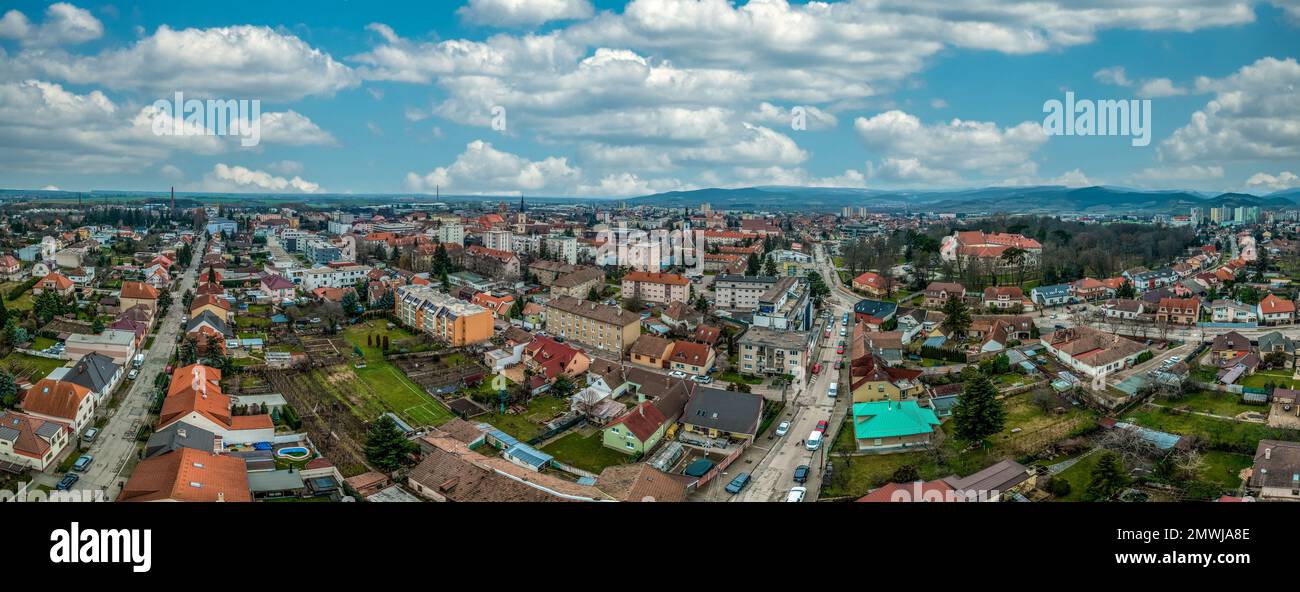 Blick aus der Vogelperspektive auf die mittelalterliche Burg Pezinok (Bazin) mit restauriertem roten Dach und mittelalterlichem Zentrum des Weinhandels mit gotischer Kirche und Spuren der Stadtmauer Stockfoto