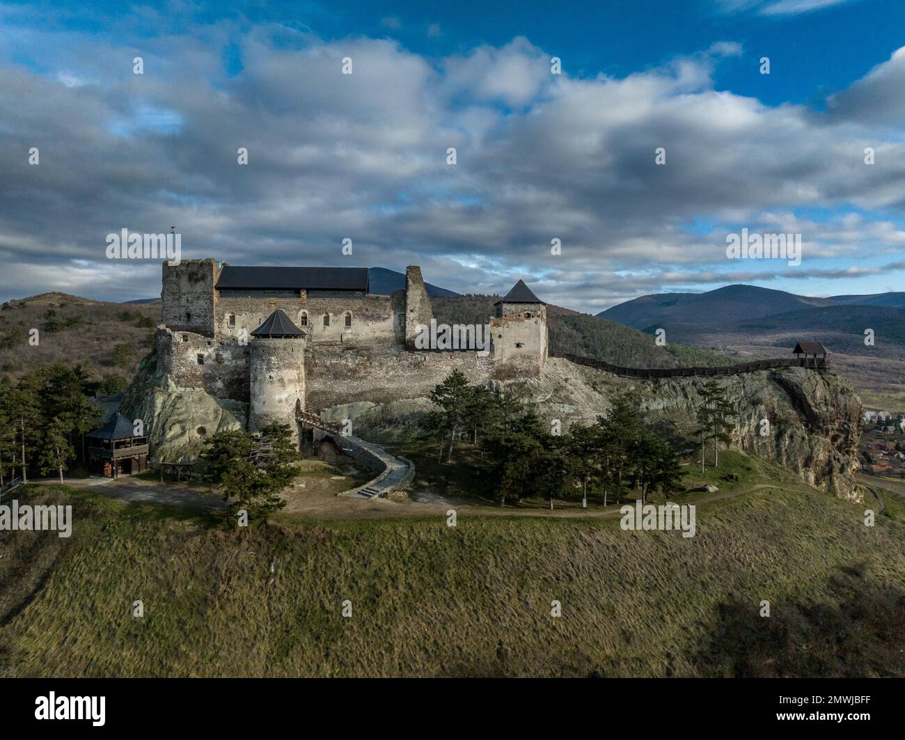 Luftaufnahme des teilweise restaurierten Boldogko, mittelalterliche gotische Burg im ungarischen Bezirk Borsod mit rundem Torturm und Donjon-Wolkenhintergrund Stockfoto