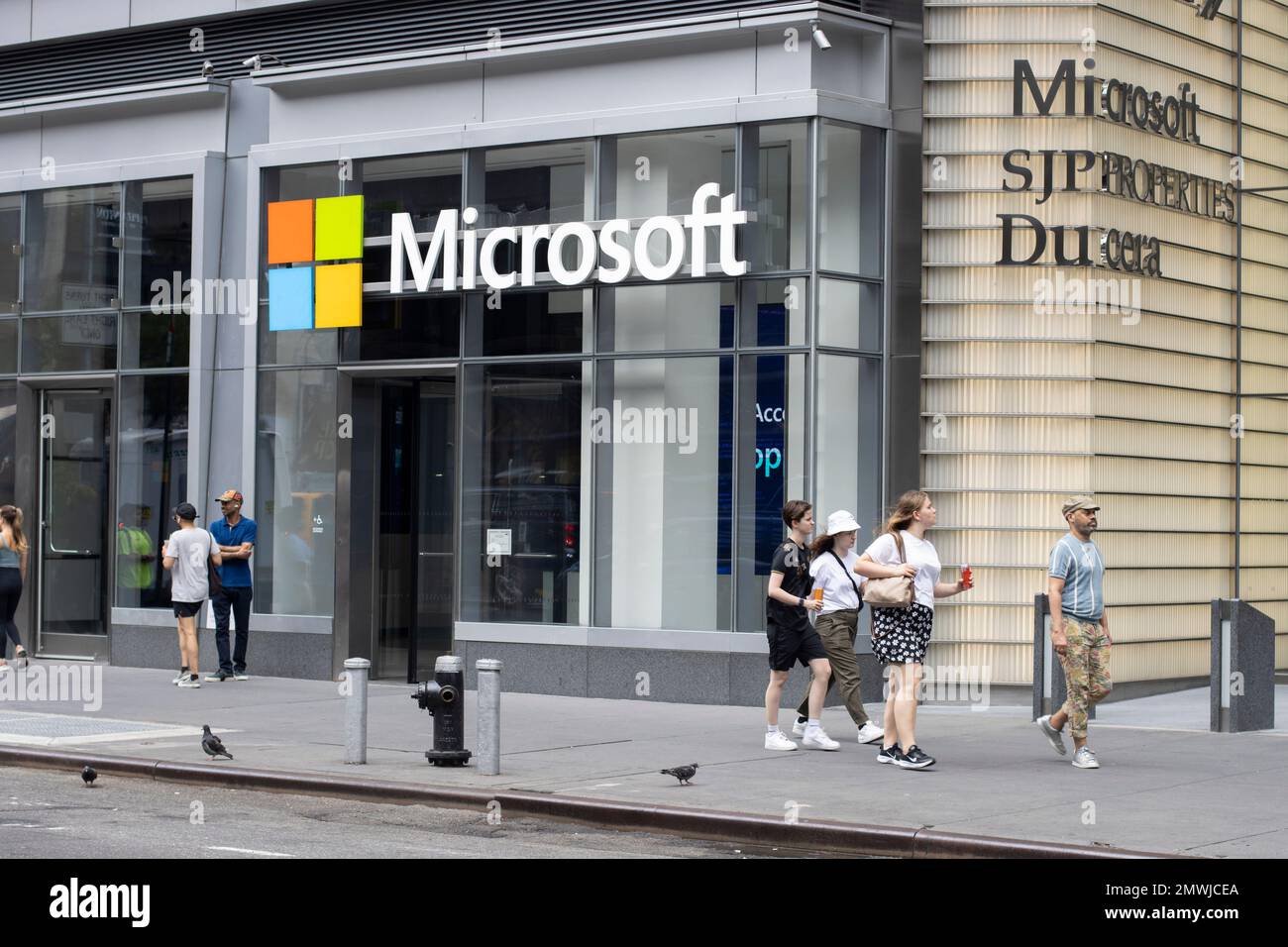 Das Microsoft-Logo ist am Dienstag, den 5. Juli 2022, in seinem Büro am Eleven Times Square in Midtown Manhattan, New York City, zu sehen. Stockfoto