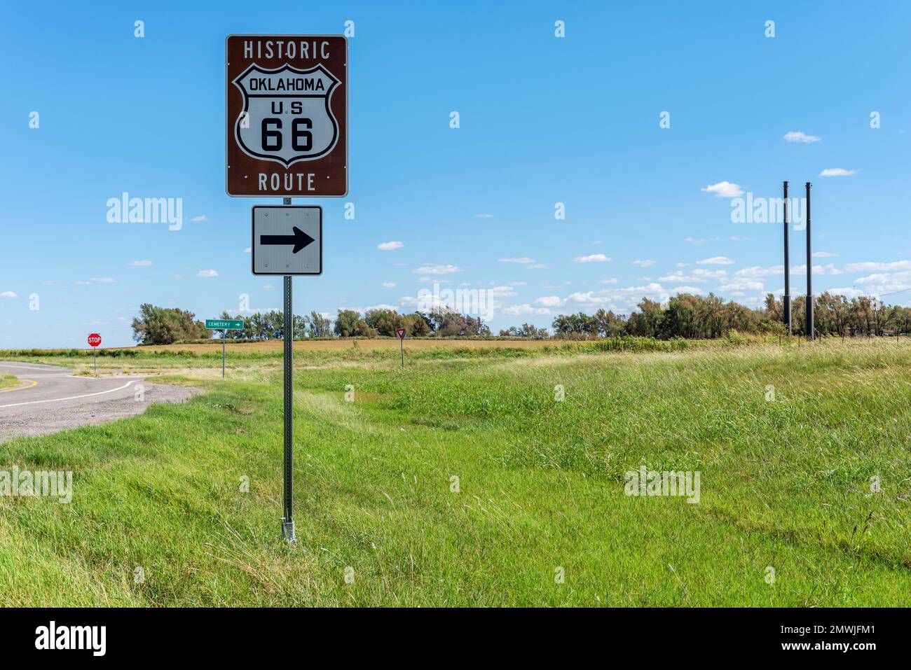 Ein Hinweisschild weist auf die Route 66. Hier steht: Historic Route Oklahoma U.S. 66. Stockfoto