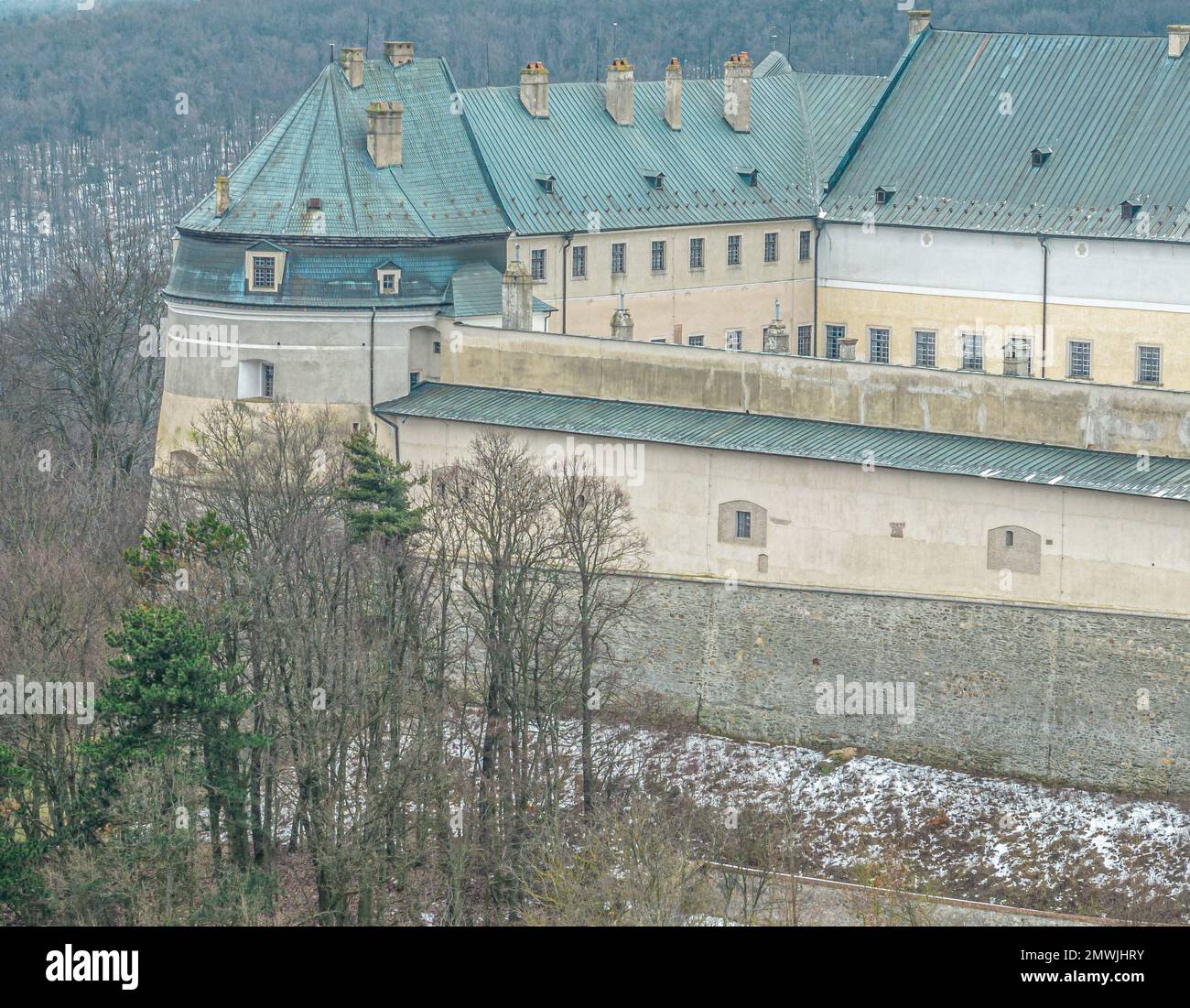 Blick aus der Vogelperspektive auf die Burg Cerveny Kamen (Vorosko, roter Stein), eine ehemalige Hochburg einer edlen Familie mit vier runden Bastionen für Kanonenschießplattformen Stockfoto