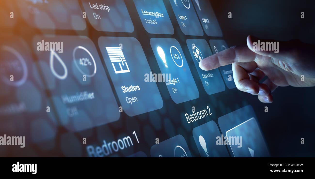 Person, die eine Taste auf dem Smart-Home-Dashboard-Interface berührt, um verbundene Geräte zu steuern und Automatisierungstechnologie einzurichten. Smart Assistant wird verwendet Stockfoto