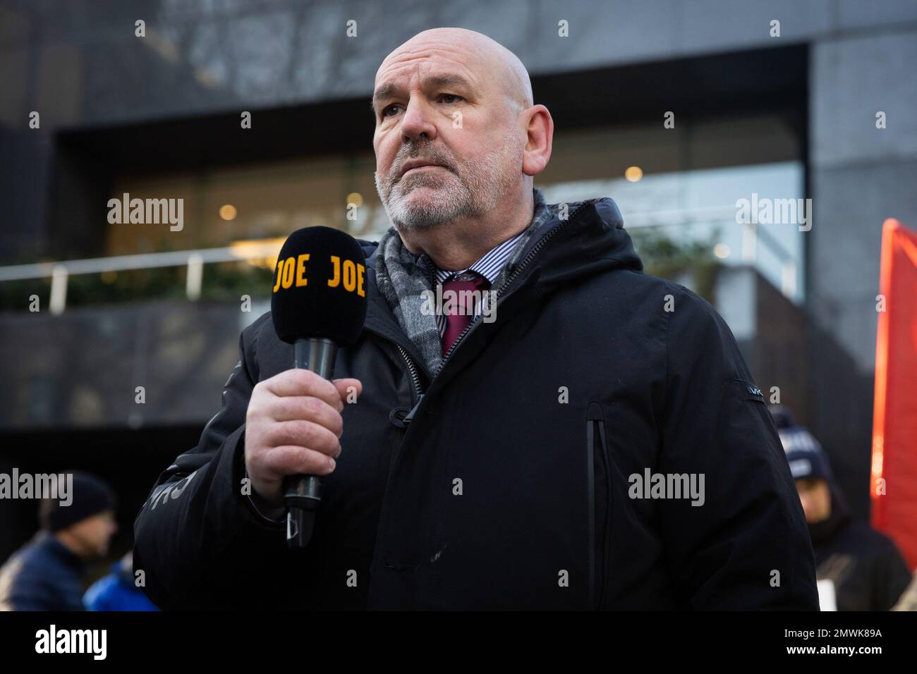 London, Großbritannien. 01. Februar 2023. ASLEF-Generalsekretär Dave ward spricht vor Euston Station in London. Die ASLEF-Union veranstaltet heute und im Februar 3. einen 24-Stunden-Streik, da die Triebfahrzeugführer an Arbeitskampagnen über die Bezahlung teilnehmen. Die Bahnhöfe in London sind mit schweren Störungen konfrontiert, da die Triebfahrzeugführer der ASLEF-Union eine weitere Streikrunde beginnen. Kredit: SOPA Images Limited/Alamy Live News Stockfoto