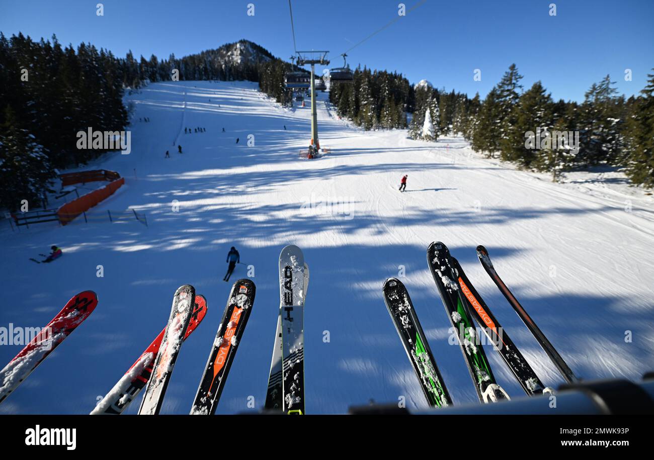 Garmisch Partenkirchen, Deutschland. 31. Januar 2023. Schüler einer Sekundarschule, die ein Skigebiet besuchen, sitzen in einem Skilift in einem Skigebiet. (Zu dpa-Korr: "Teuer und ökologisch fragwürdig: Viele Schulen schaffen Skilager ab") Kredit: Angelika Warmuth/dpa/Alamy Live News Stockfoto