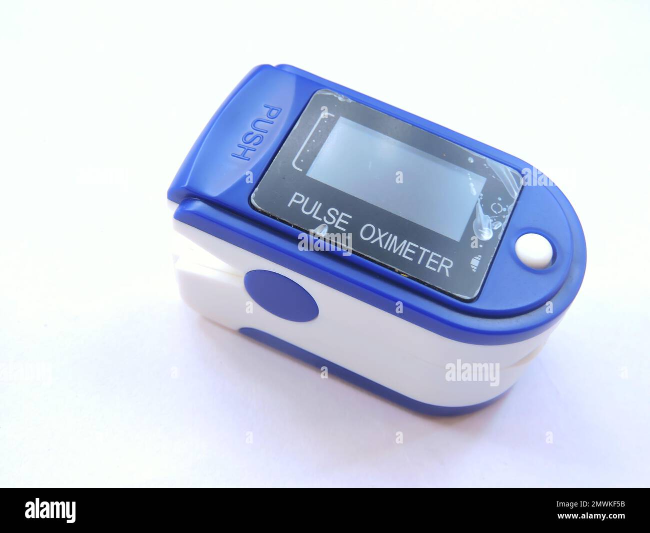Ein Pulsoxymeter ist ein winziges Gerät, das normalerweise über die Fingerspitze gleitet, um den Sauerstoffgehalt im Blut einer Person zu messen. Stockfoto