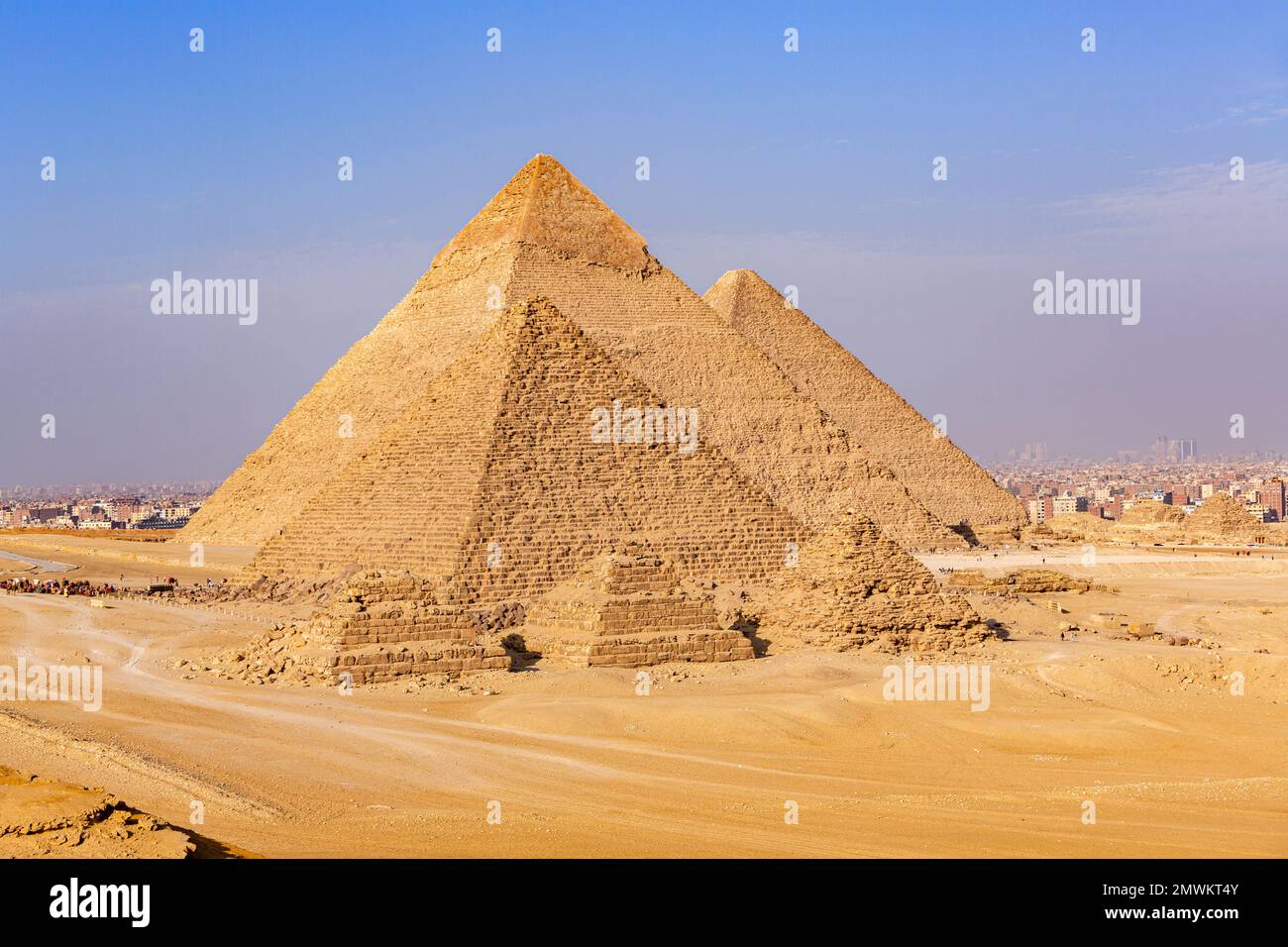 Pyramiden von Gizeh bei Sonnenuntergang, Kairo, Ägypten Stockfoto