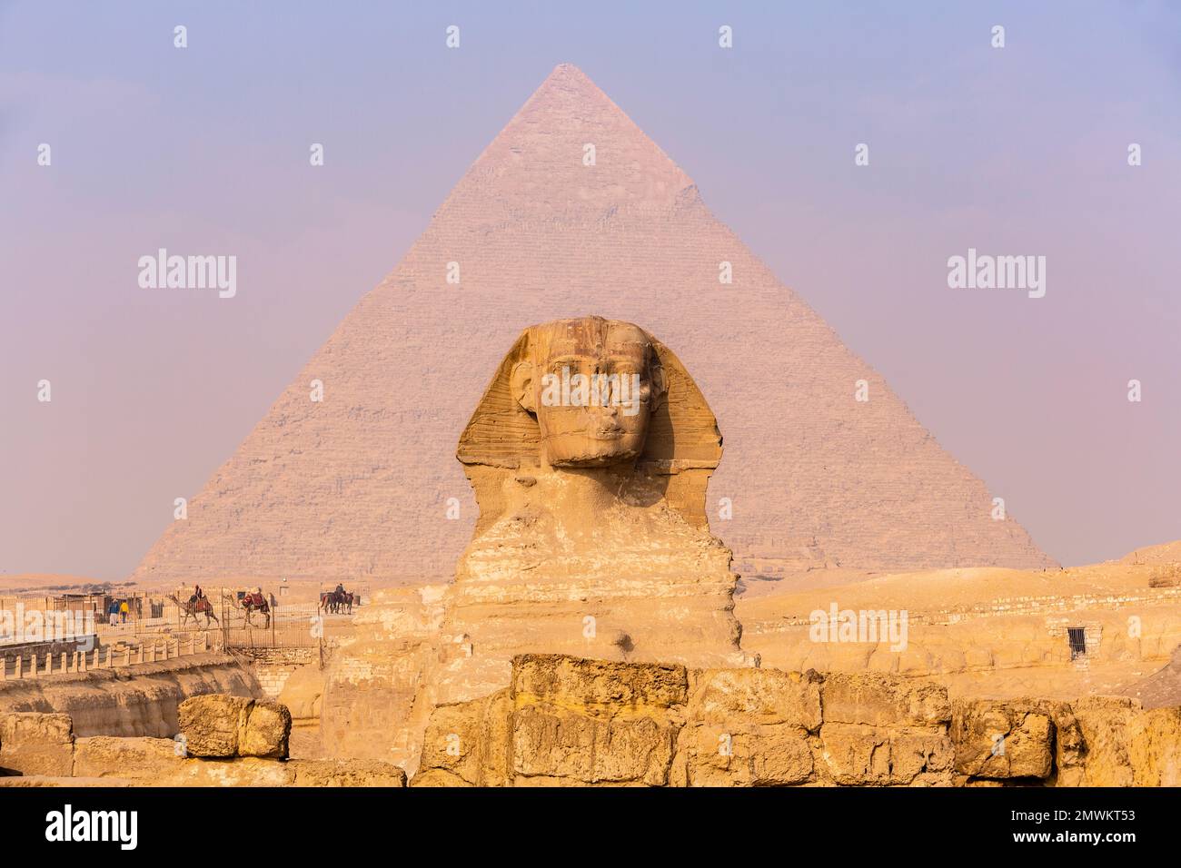 Die große Sphinx von Gizeh vor der Großen Pyramide von Khufu, Kairo, Ägypten Stockfoto