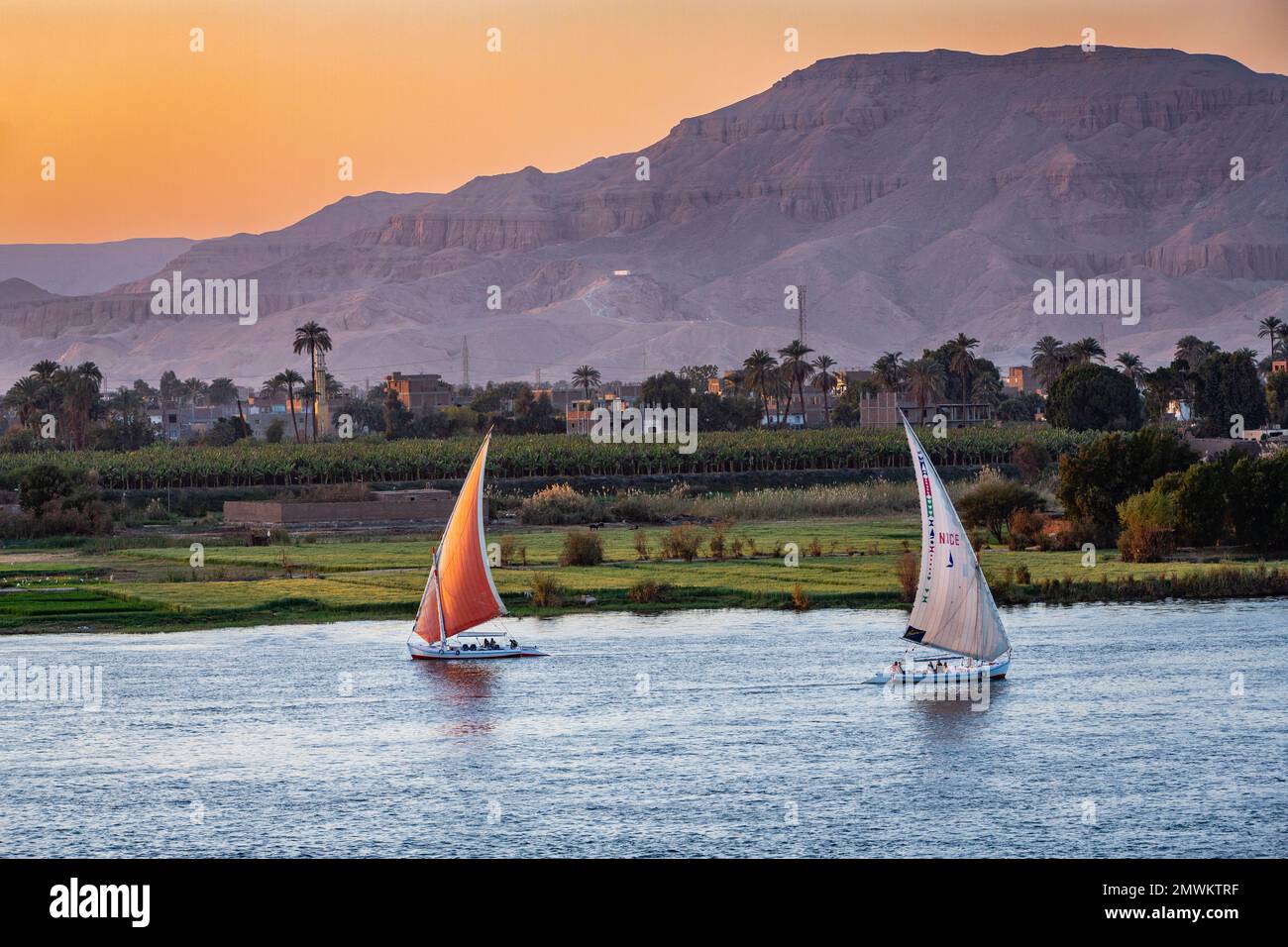 Felukken auf dem Nil bei Sonnenuntergang, Assuan, Ägypten Stockfoto