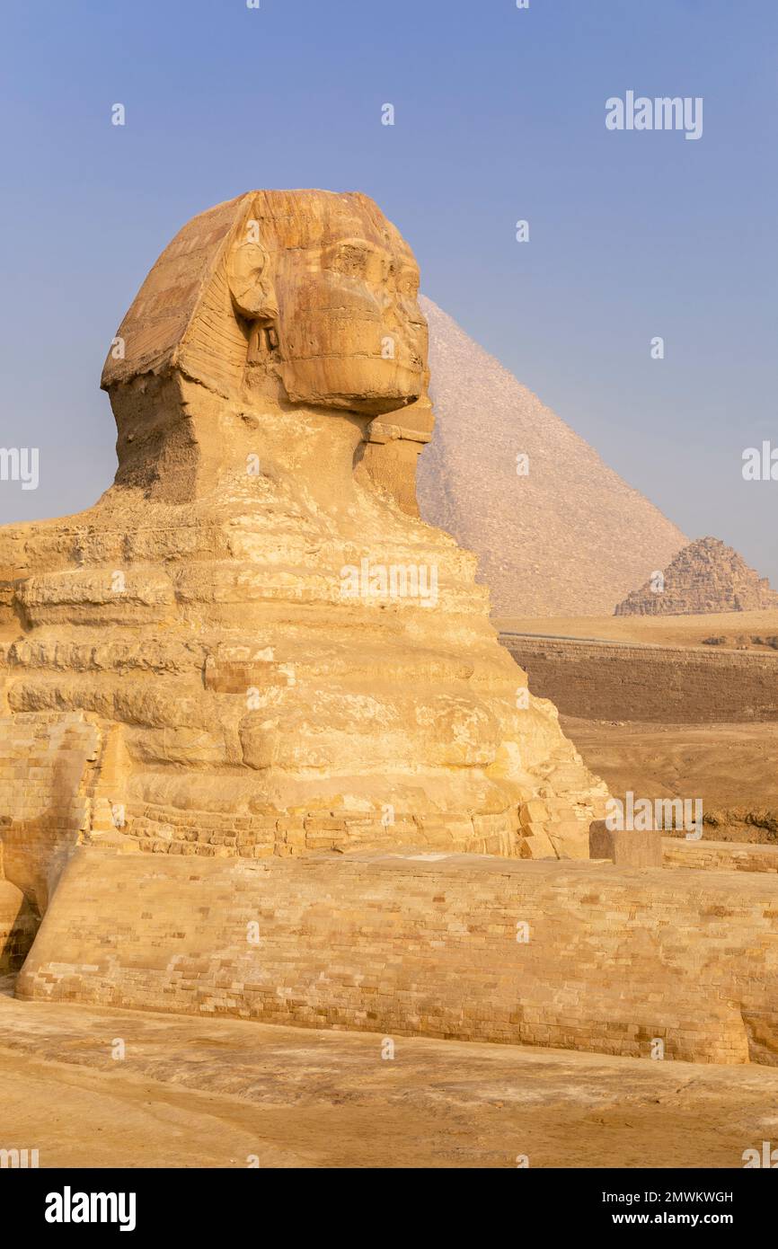 Die große Sphinx von Gizeh vor der Großen Pyramide von Khufu, Kairo, Ägypten Stockfoto