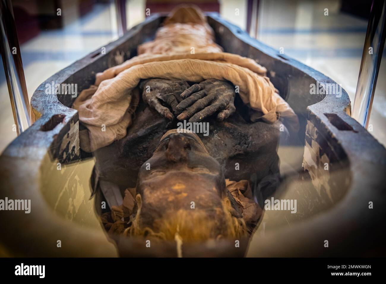 Unmaskierte Mumie mit gekreuzten Händen im Ägyptischen Museum, Kairo, Ägypten Stockfoto