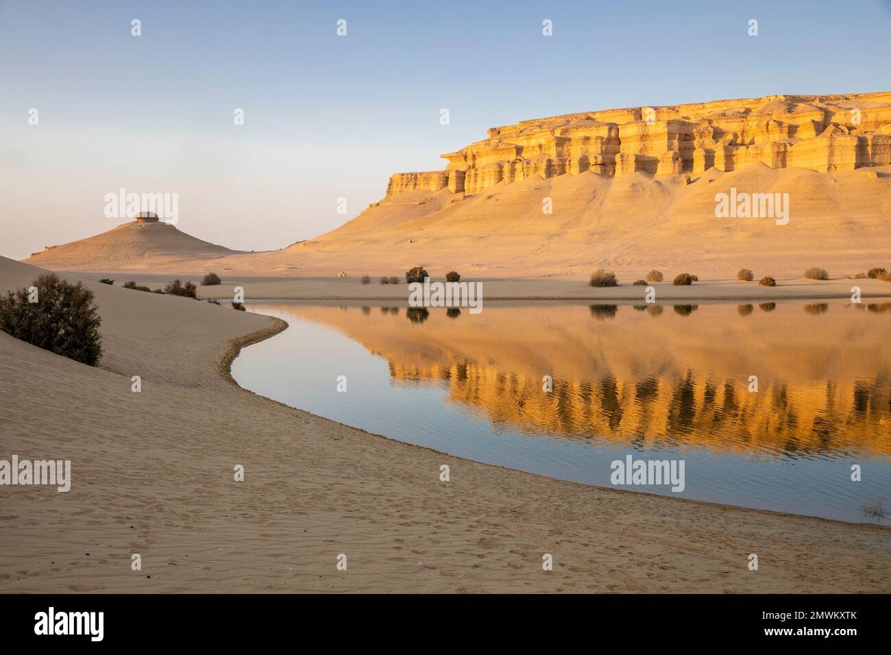 Magischer See bei Sonnenuntergang in Fayoum, Wadi Al-Hitan aus der westlichen Wüste Ägyptens Stockfoto