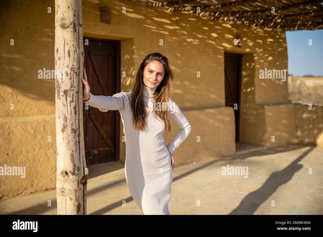 Junge Dame, die im Wadi El Rayan in der Westwüste Ägyptens posiert Stockfoto