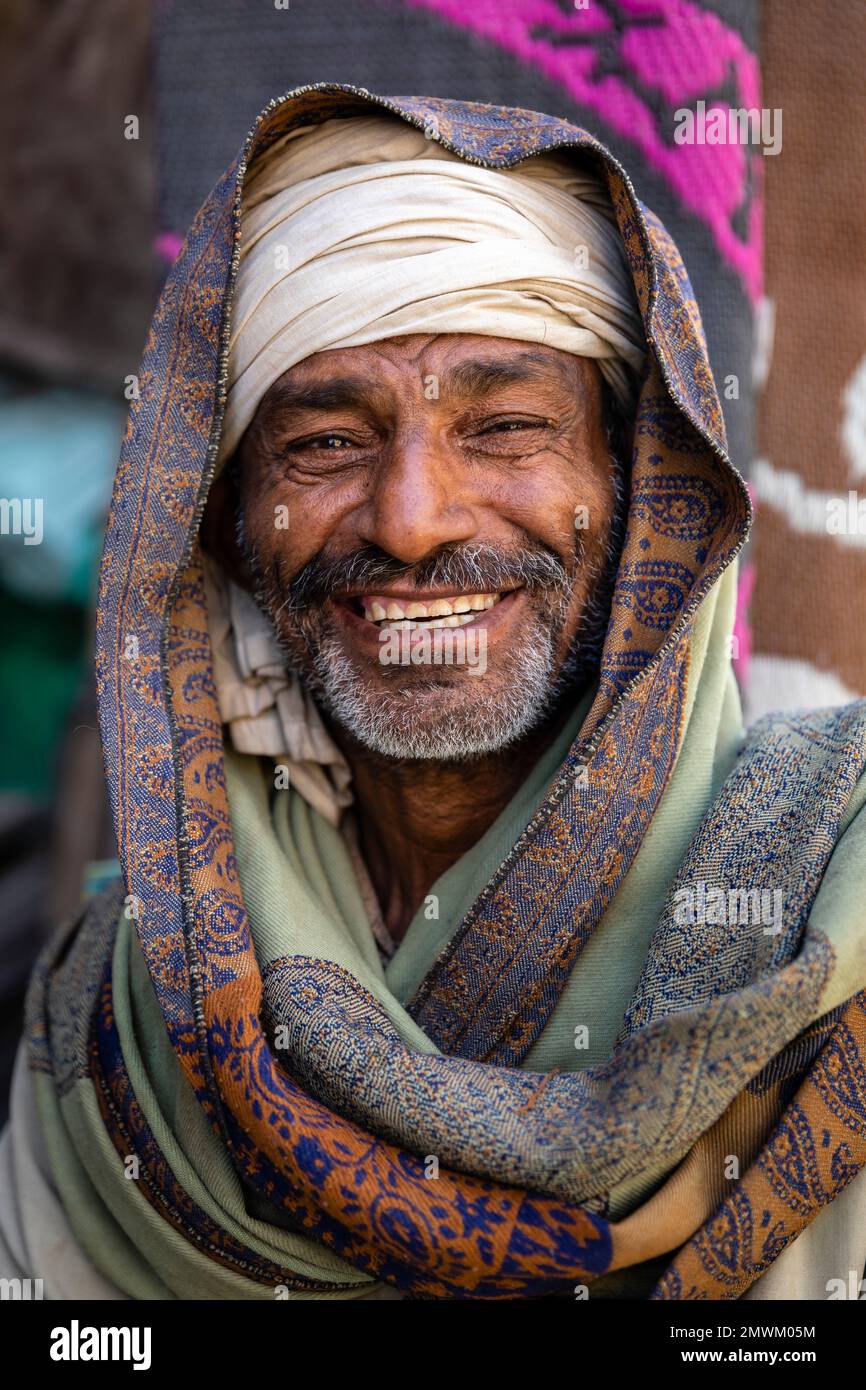 Porträt eines ägyptischen Mannes am Assuan-Teppichmarkt in Ägypten Stockfoto