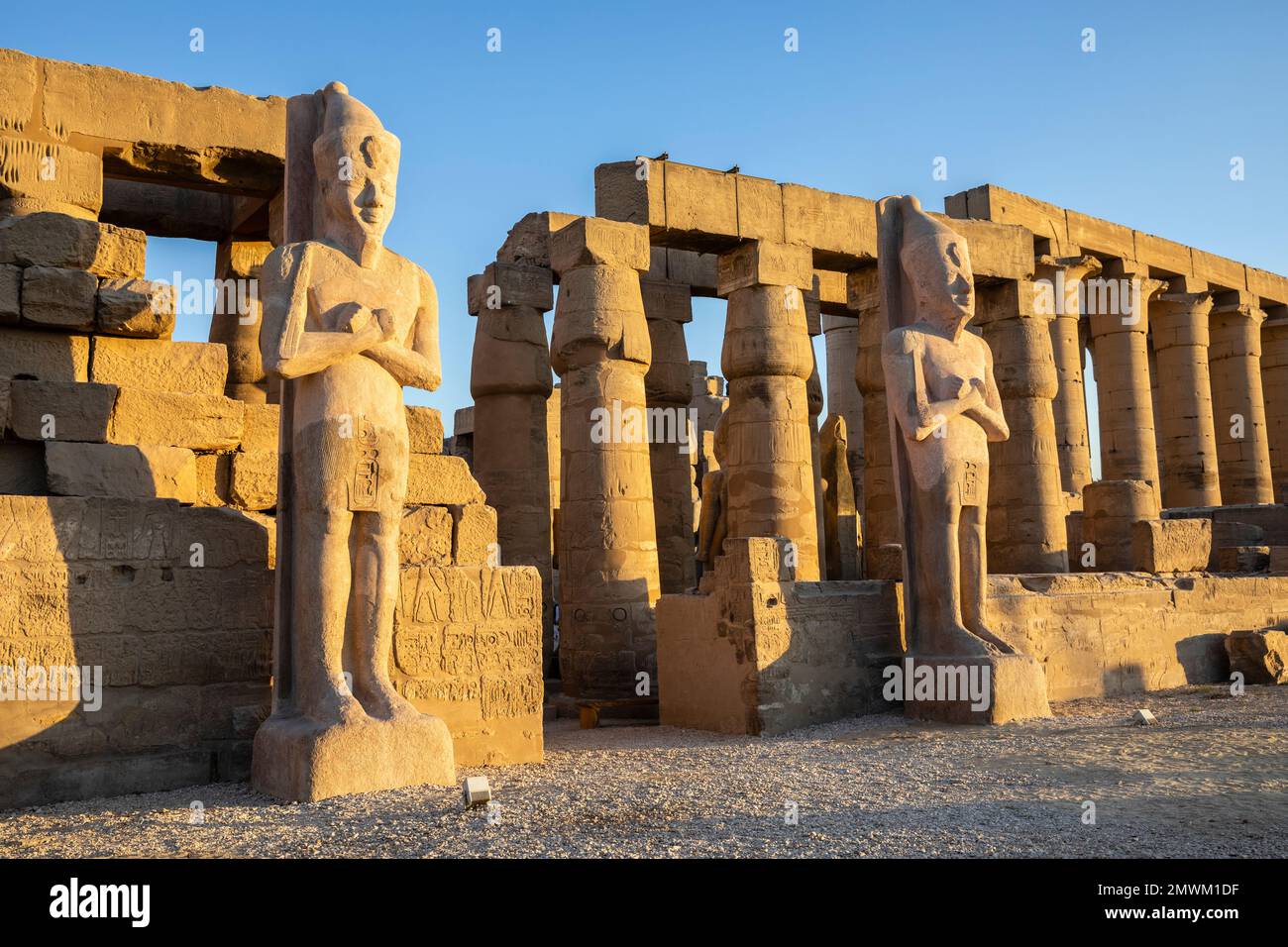 Luxor-Tempel bei Sonnenuntergang, Luxor, Ägypten Stockfoto