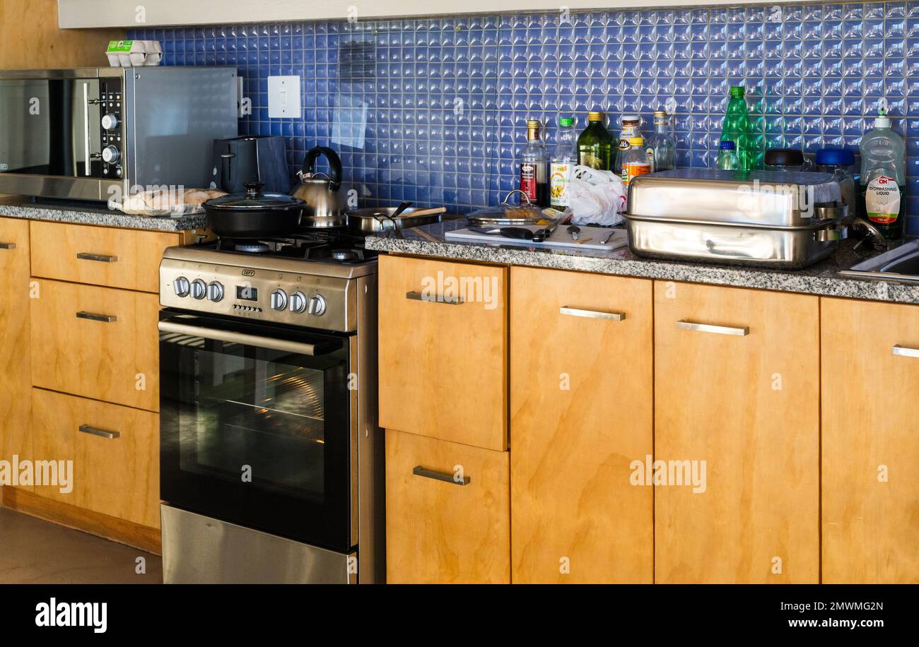 Küchenschränke ohne Arbeitsplatz, zu wenig Vorbereitungsbereich in einer modern gestalteten Küche in einem Haus, Haushaltsgeräte in einem Haus Stockfoto