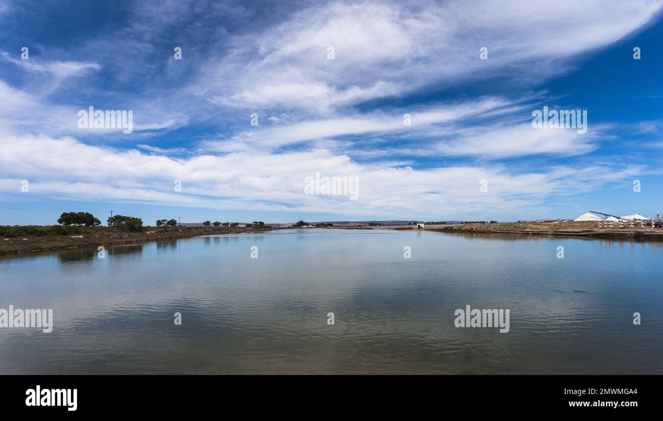 Landschaft eines Meerwassersees, einer Salzpfanne, in einer Fabrik an der Westküste von Westkap, Südafrikanische Konzeptindustrie Stockfoto