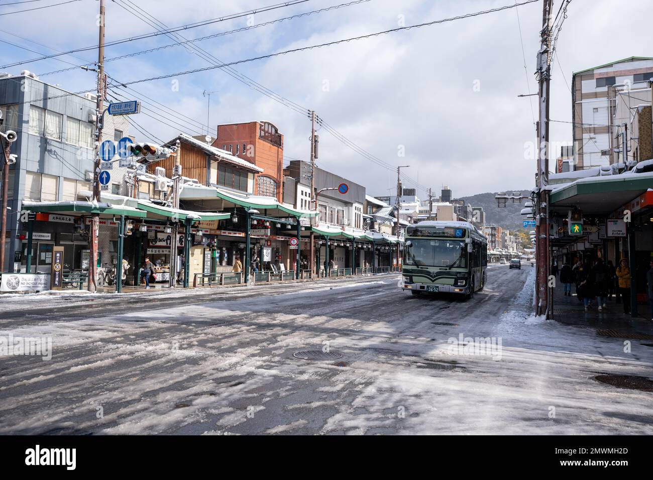 Kyoto, Japan - Januar 24 2023 : Einkaufsstraße Kawaramachi mit Schnee im Winter. Bezirk Gion. Stockfoto