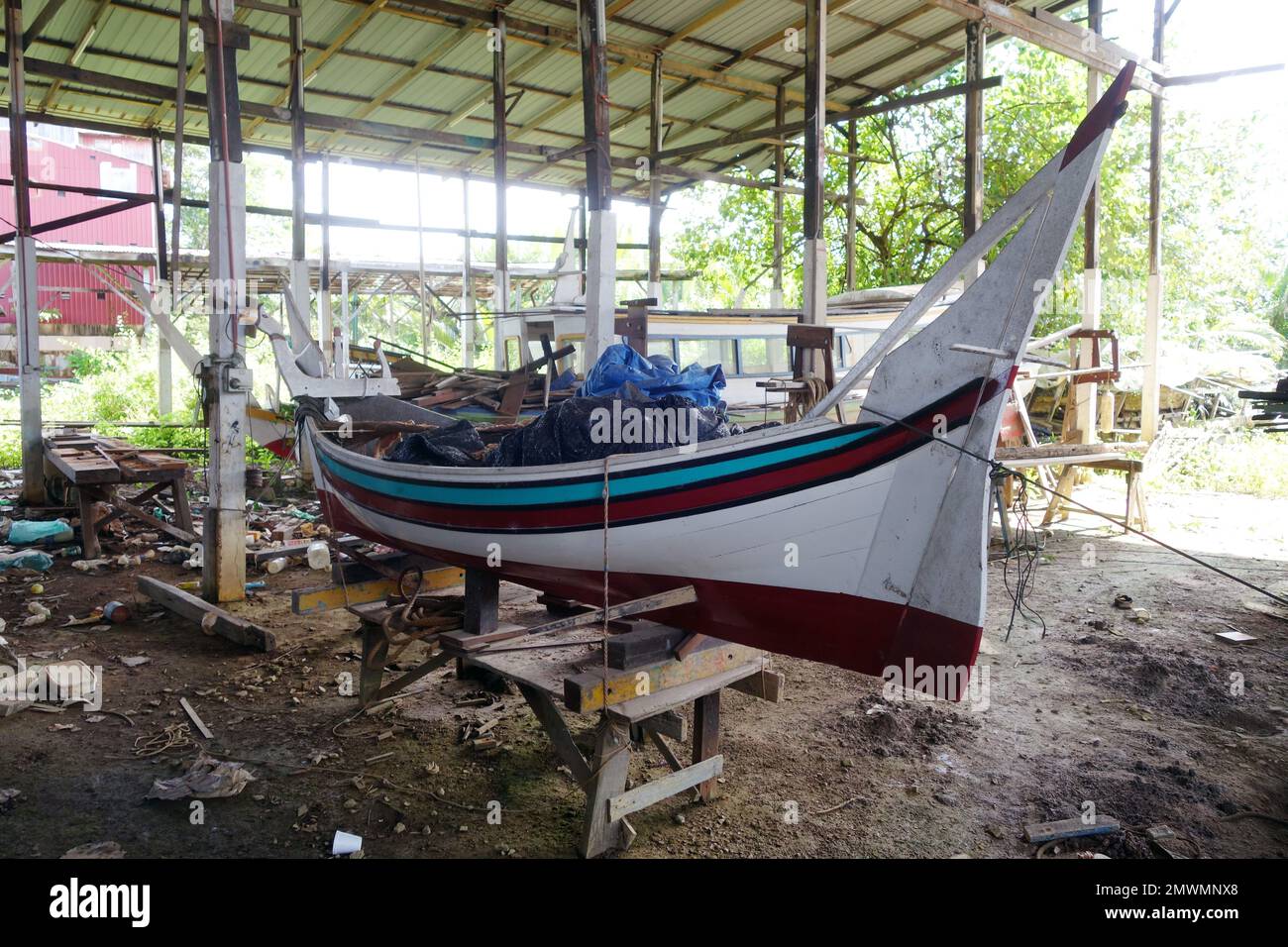 Traditionelles Holzboot wird in der Werkstatt auf Pulau Duyung, Kuala Terengganu, Malaysia gebaut. Keine PR Stockfoto