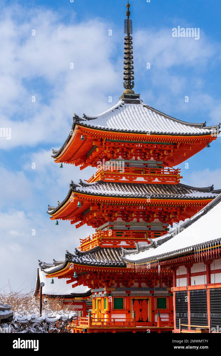 Kiyomizu-dera Tempel Sanjunoto (dreistöckige Pagode) mit Schnee auf dem Dach im Winter. Kyoto, Japan. Stockfoto