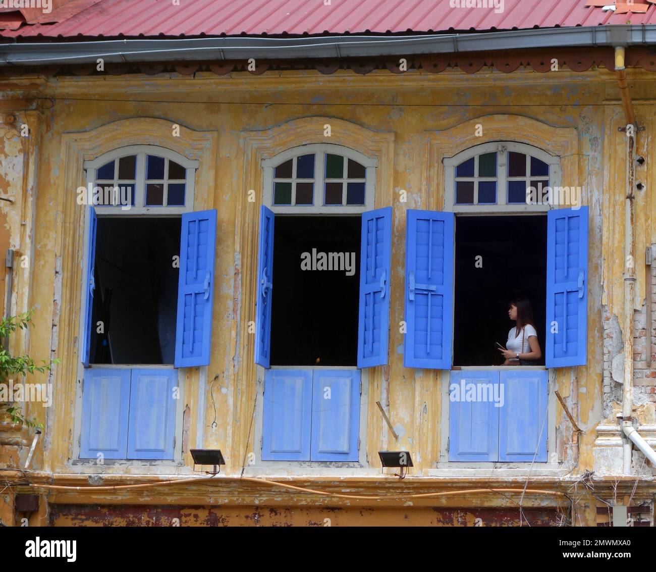 Ein Mädchen besucht historische Handelshäuser, Ipoh, Perap, Malaysia. Kein MR oder PR Stockfoto