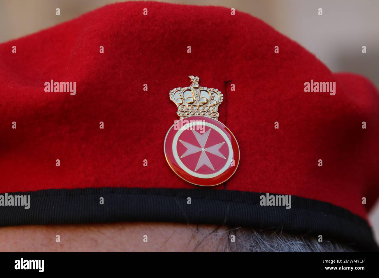 Malteserorden-Service-Pin auf dem roten Hut Stockfoto