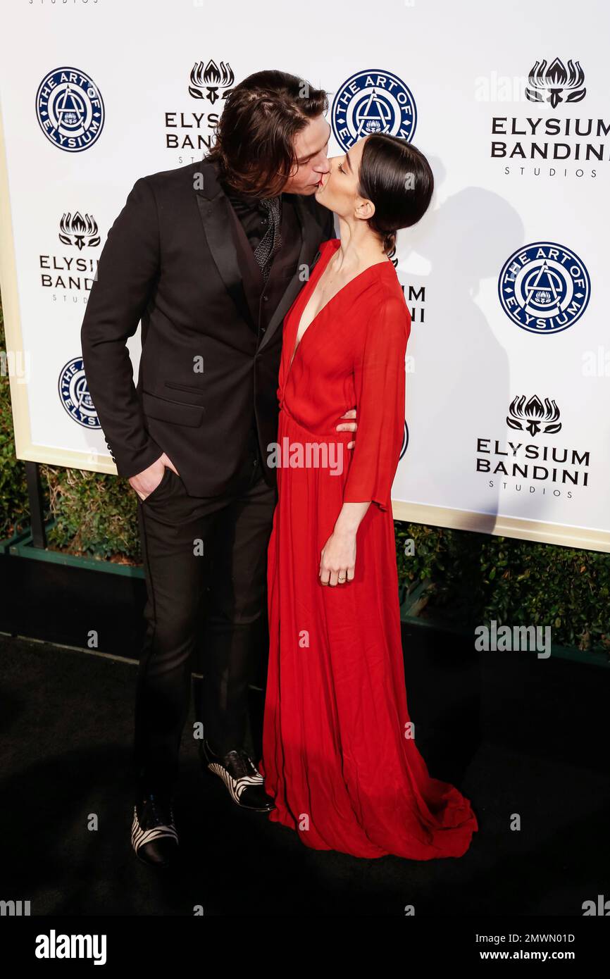 Logan Huffman, left, and Lisa Origliasso arrive at The Art of Elysium's 10th Annual Heaven Gala at Red Studios on Saturday, Jan. 7, 2017, in Los Angeles. (Photo by Willy Sanjuan/Invision/AP) Stockfoto