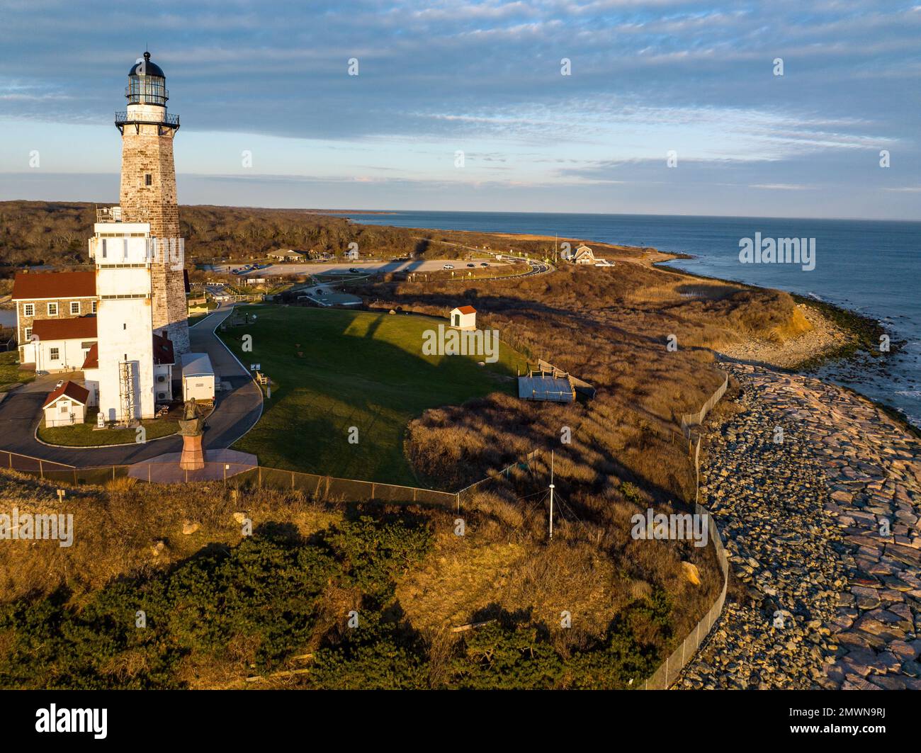 Der Blick aus der Vogelperspektive auf das Montauk Point Lighthouse Museum bei Sonnenaufgang an einem bewölkten Morgen Stockfoto