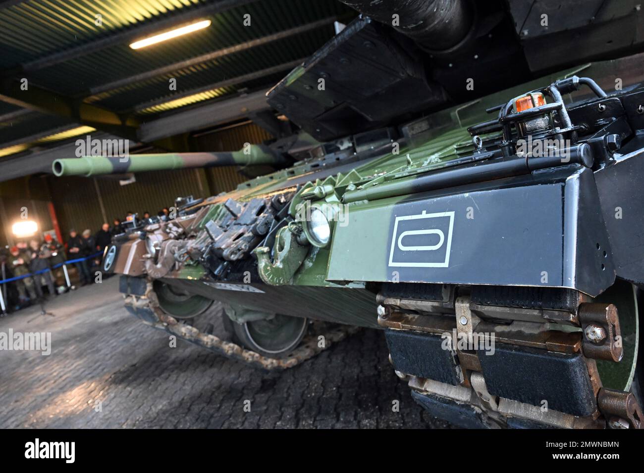 Augustdorf, Deutschland. 01. Februar 2023. Leoparden 2A6 Panzer des Panzerbataillons 203 stehen in einem Saal. Nach der Entscheidung der deutschen Regierung, 14 Leopard-2-Panzer an die Ukraine zu liefern, will der Minister mehr über die Leistung des Waffensystems erfahren. Kredit: Federico Gambarini/dpa/Alamy Live News Stockfoto