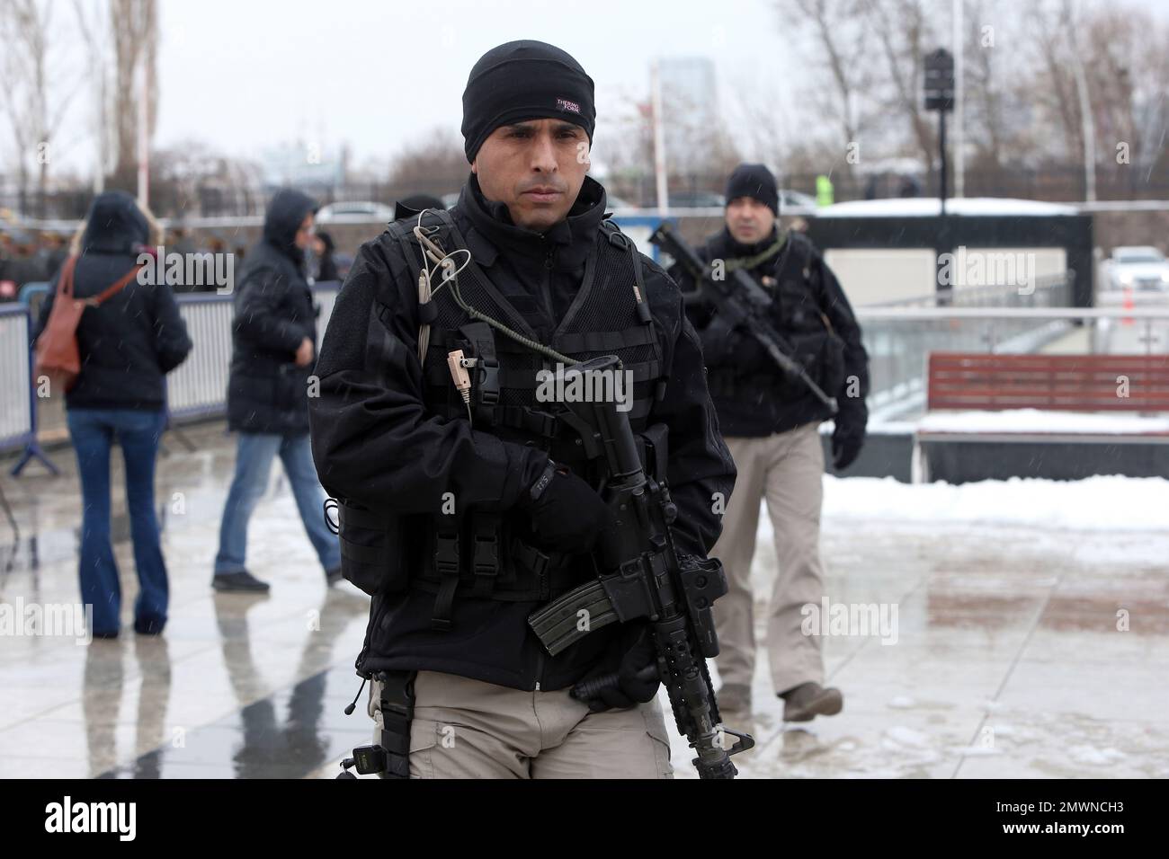 Members of special security force secure the courtyard of a mosque before funeral prayers for Hamza Simsek, 24, a Turkish army officer why was killed in fighting against IS militants in Syria two days ago, in Ankara, Turkey, Thursday, Jan. 5, 2017. President Recep Tayyip Erdogan's spokesman Ibrahim Kalin says Turkey has relayed to U.S. president-elect Donald Trump's team its unease over U.S. support to Syrian Kurdish militia, considered as terrorists by Turkey. (AP Photo/Burhan Ozbilici) Stockfoto