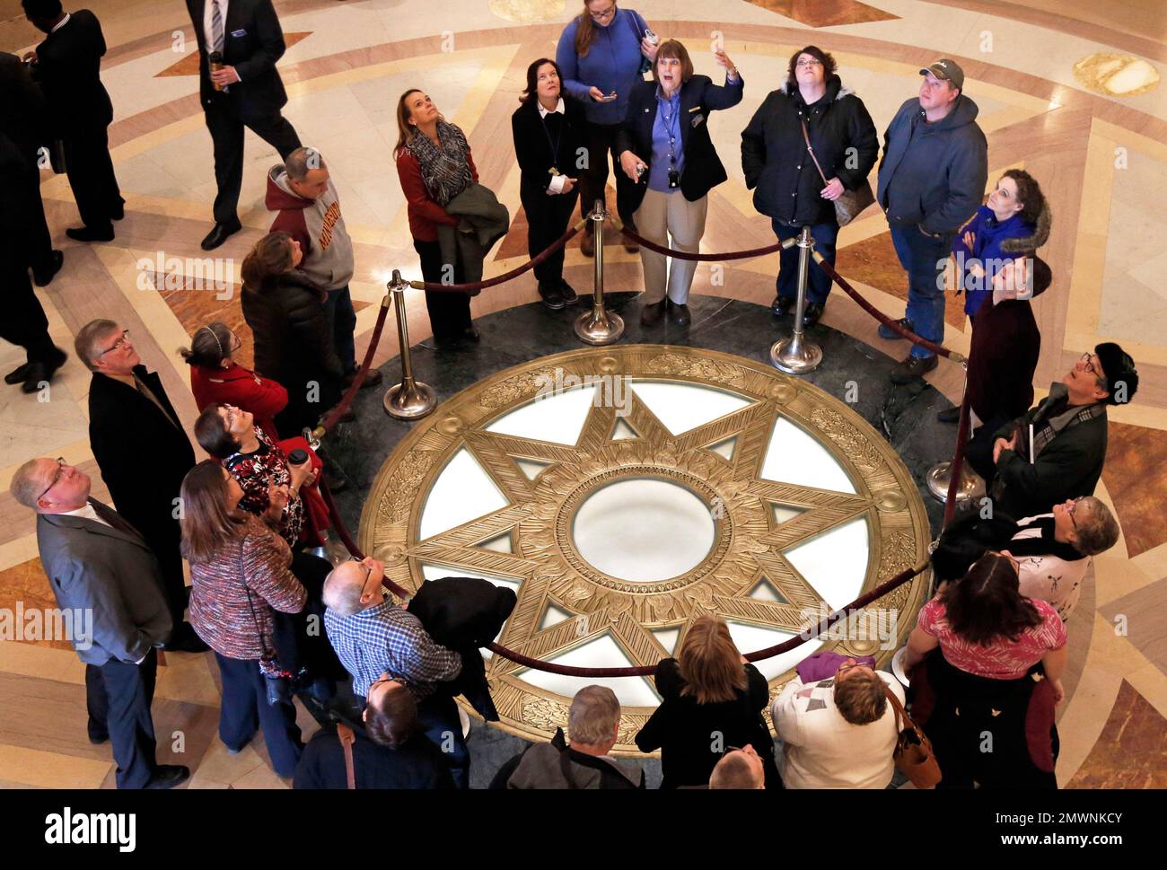 The eyes of visitors gaze upward to view the State Capitol dome from the rotunda during public tours of the renovated building where the 2017 Legislature convened Tuesday, Jan. 3, 2017 in St. Paul, Minn. (AP Photo/Jim Mone) Stockfoto