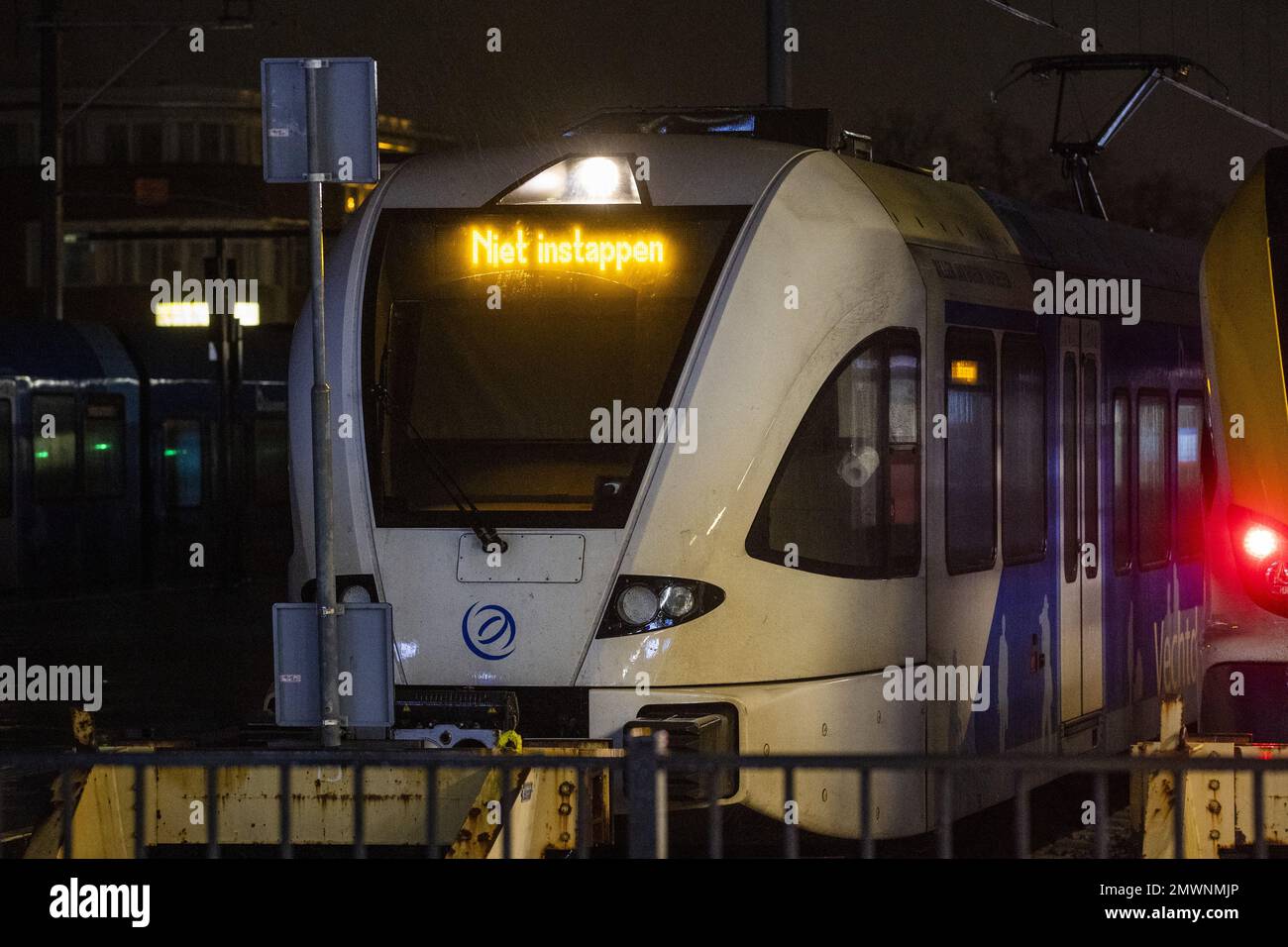 ZWOLLE - Züge von Arriva sind am Bahnhof Zwolle während eines Streiks mit regionalen Verkehrsmitteln arbeitslos. Der regionale Schienenverkehr von Arriva streikt im Osten und Norden des Landes, um ihre Tarifverträge für höhere Gehälter und eine geringere Arbeitsbelastung zu verstärken. ANP VINCENT JANNINK niederlande raus - belgien raus Stockfoto
