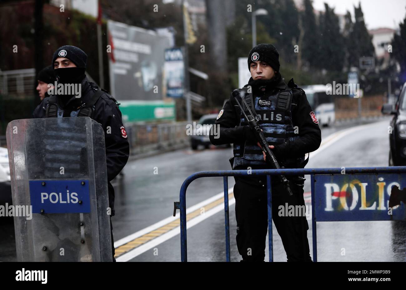 Turkish police officers block the road leading to the scene of an attack in Istanbul, early Sunday, Jan. 1, 2017. An assailant believed to have been dressed in a Santa Claus costume opened fire at a crowded nightclub in Istanbul during New Year’s celebrations, killing dozens and wounding many others in what the province’s governor described as a terror attack. (AP Photo/Halit Onur Sandal) Stockfoto