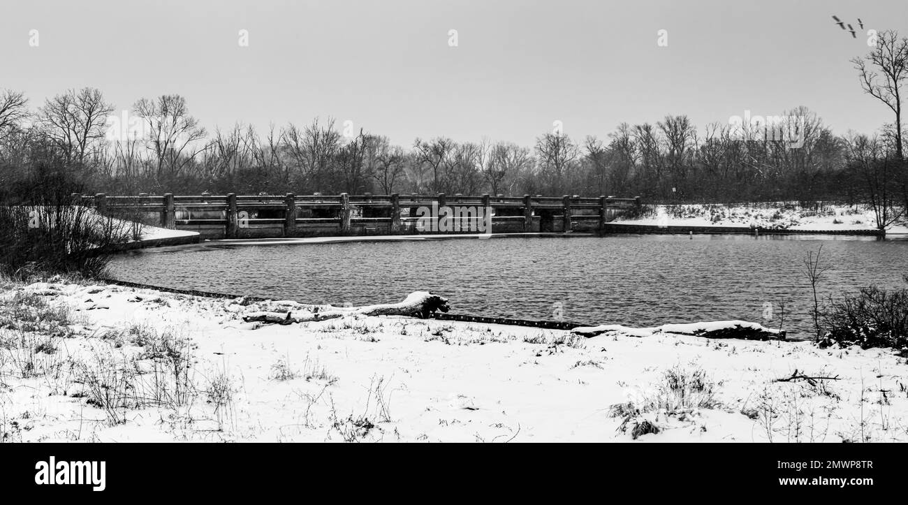 Schwarzweißaufnahme einer Brücke auf einem Damm über einer Lagune auf der Nordseite von Chicago, Illinois. Stockfoto