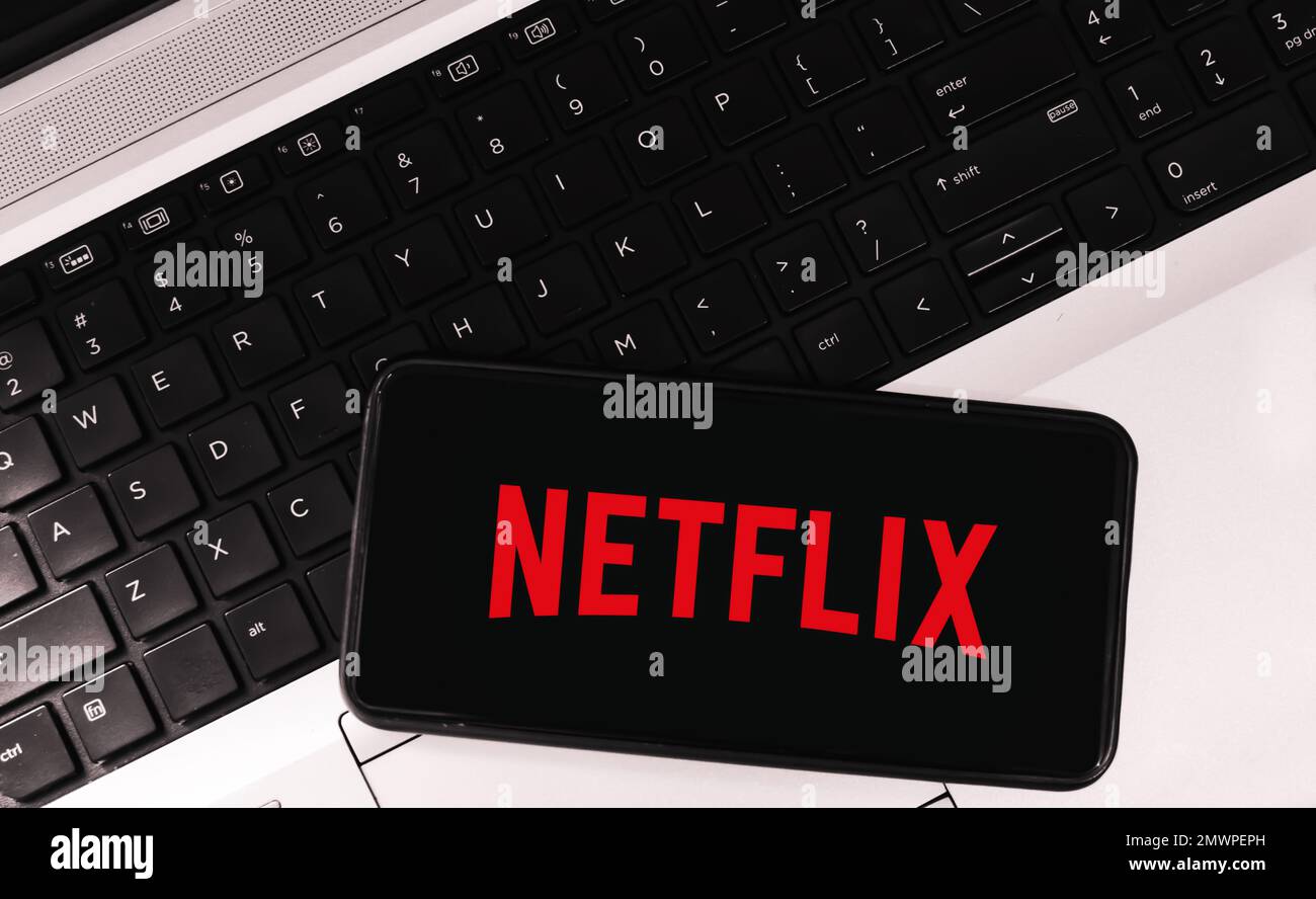 30,1, Pakistan. Hintergrund des Konzepts der Online-Streaming-Plattform mit mobilem Bildschirm und Monogramm. Editorial ott-Plattform netflix im mobilen Hintergrund Stockfoto
