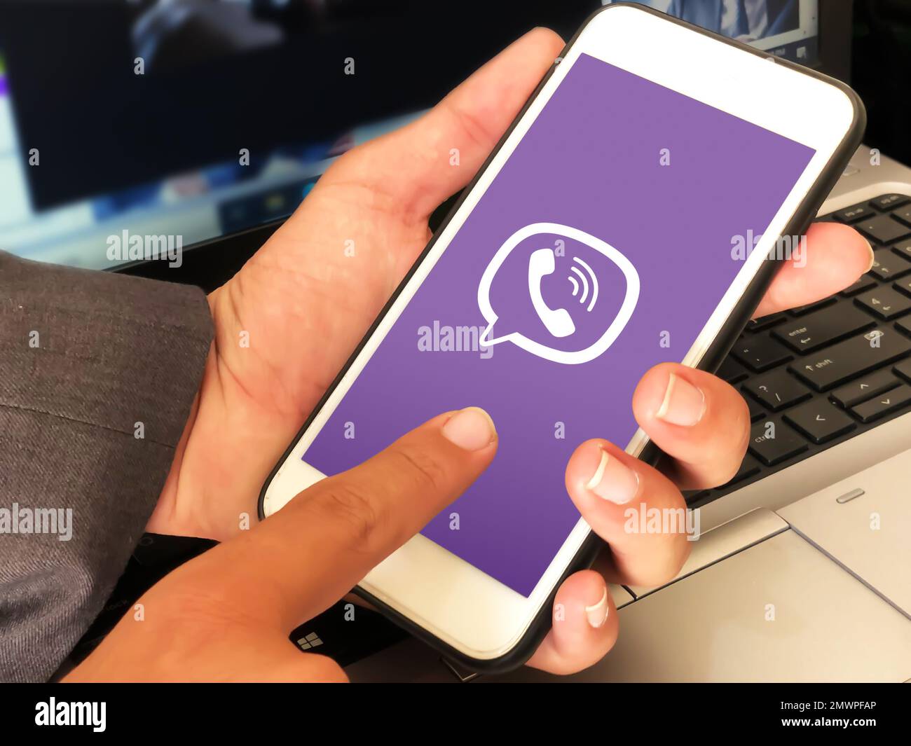 30,1. Pakistan. Eine Person, die die Messaging-App viber mit redaktionellem Hintergrund auf Mobilgeräten nutzt. Stockfoto