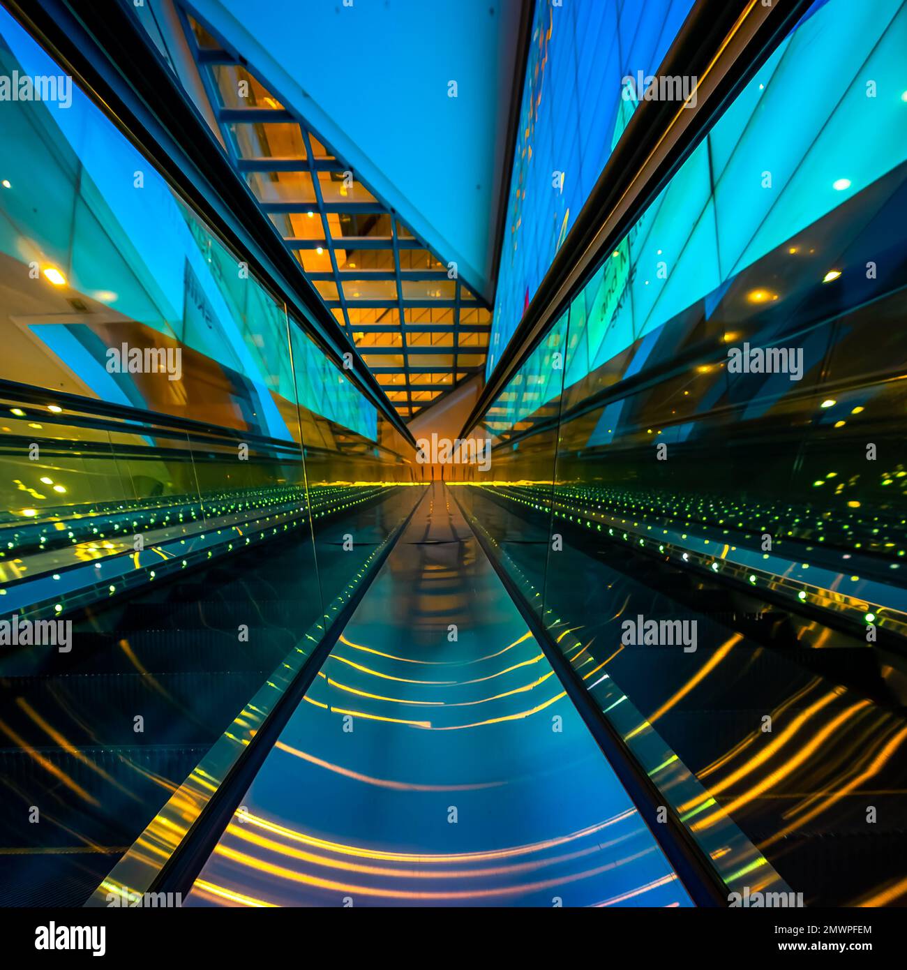 Rolltreppen, die zu den Suntec City Ausstellungshallen in Singapur führen. Stockfoto