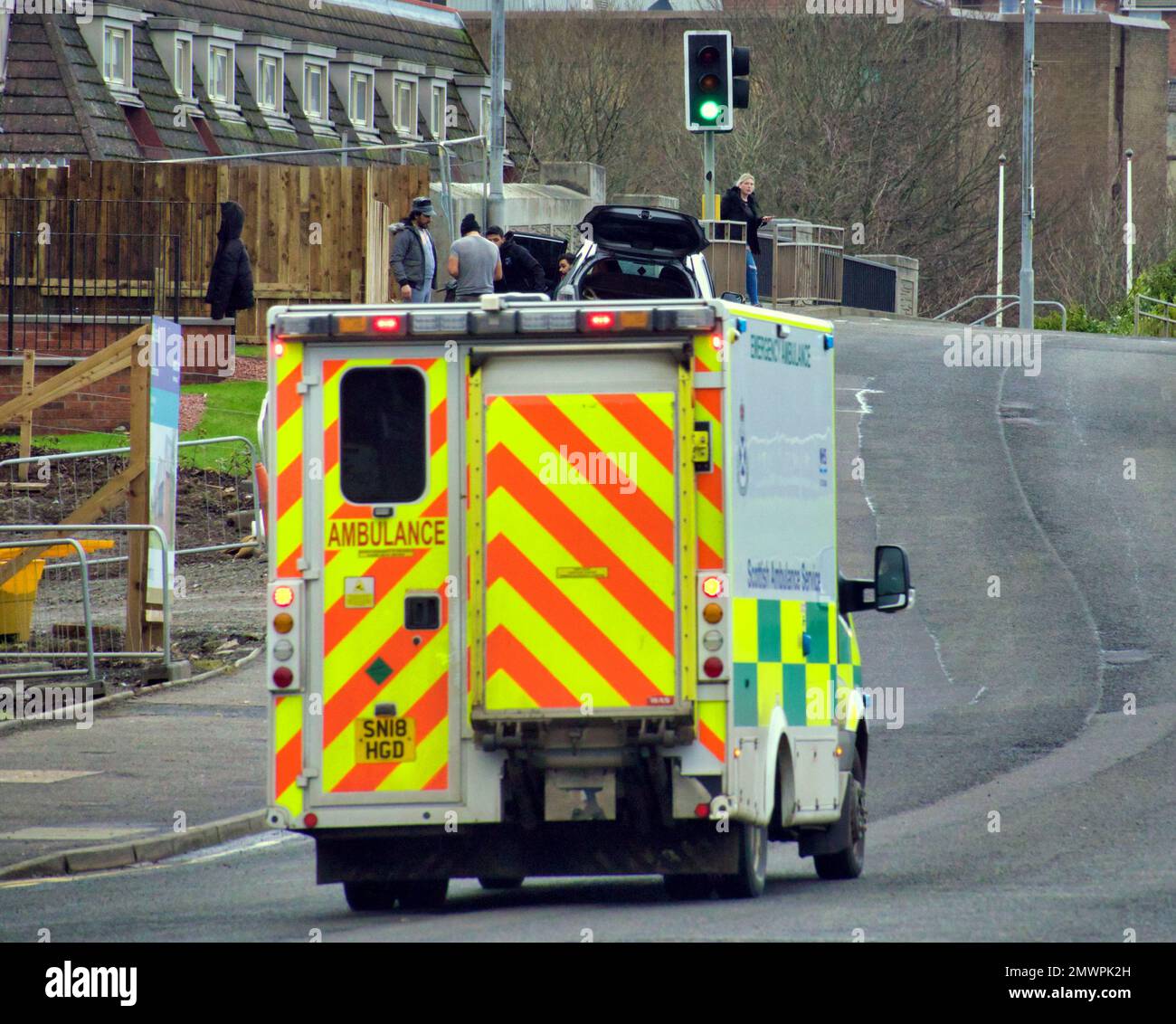 Ein Krankenwagen, der auf der Killbowie Road Clydebank in den Notstand kommt Stockfoto