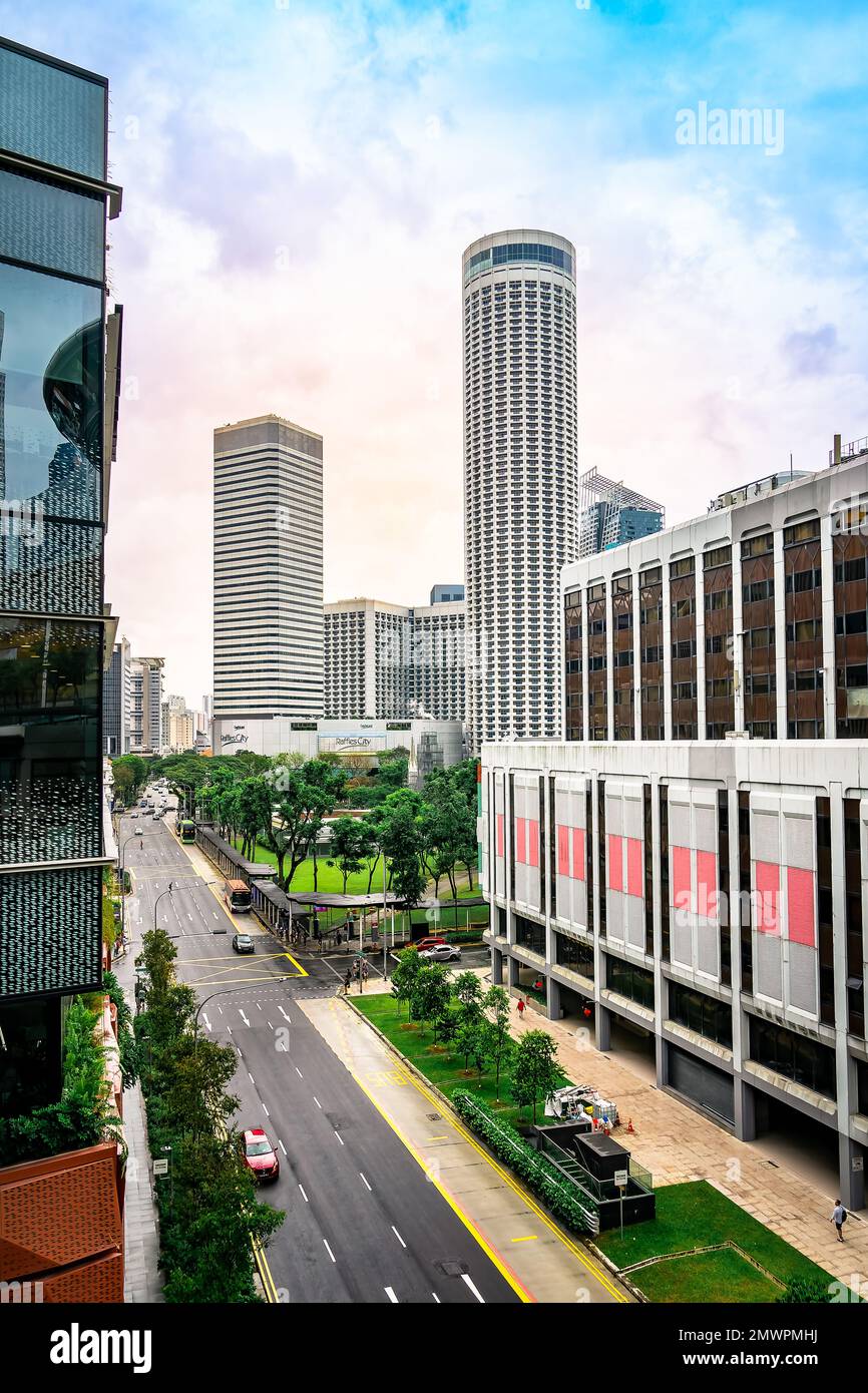 Blick aus der Vogelperspektive auf Raffles City, Adelphi und Funan entlang der North Bridge Road, Singapur. Stockfoto
